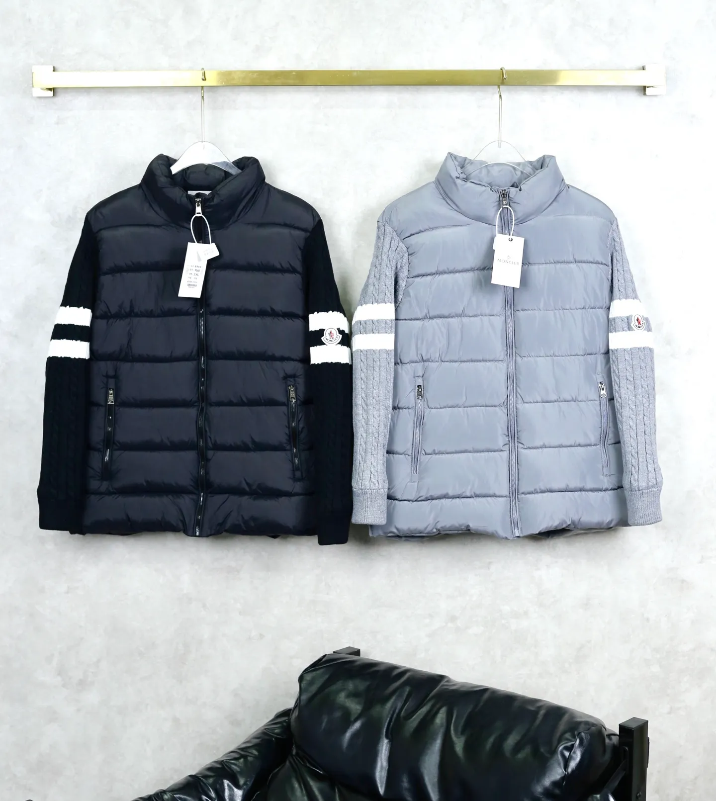 P330 MONCLER/Mongolian Knitted Spliced Cotton Clothes Moncler is really going crazy this time! Who can resist the magical combination of knitted + cotton clothes? The knitted twist sleeves are soft and textured, and are spliced with fluffy and full fabrics. While the warmth is maximized, the texture also directly improves~ The design of the neckline is very revealing of the neck line, and the striped decoration on the sleeves + brand emblem, the exquisiteness is hidden in every detail, and you can recognize it as Moncler at a glance It has a high-end tone~ It smells so good in autumn and winter! Paired with jeans, it gives a lazy and elegant casual feel. It can also be worn with a long skirt to show French elegance. It can also steadily protect the temperature in cold weather~ It belongs to the kind of person who is "planted at a glance" and looks good whoever wears it. Color: black gray