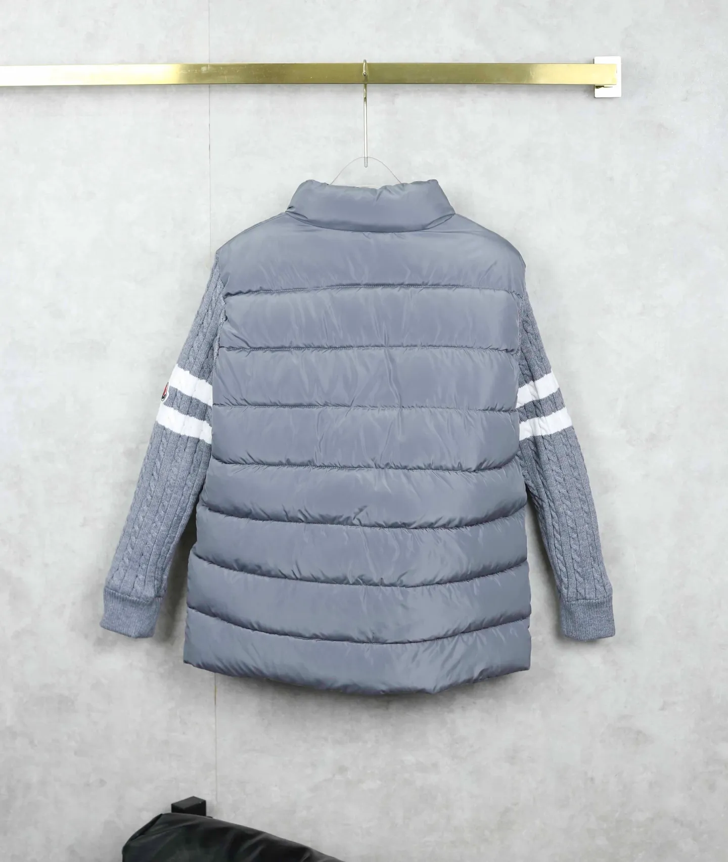 P330 MONCLER/Mongolian Knitted Spliced Cotton Clothes Moncler is really going crazy this time! Who can resist the magical combination of knitted + cotton clothes? The knitted twist sleeves are soft and textured, and are spliced with fluffy and full fabrics. While the warmth is maximized, the texture also directly improves~ The design of the neckline is very revealing of the neck line, and the striped decoration on the sleeves + brand emblem, the exquisiteness is hidden in every detail, and you can recognize it as Moncler at a glance It has a high-end tone~ It smells so good in autumn and winter! Paired with jeans, it gives a lazy and elegant casual feel. It can also be worn with a long skirt to show French elegance. It can also steadily protect the temperature in cold weather~ It belongs to the kind of person who is "planted at a glance" and looks good whoever wears it. Color: black gray