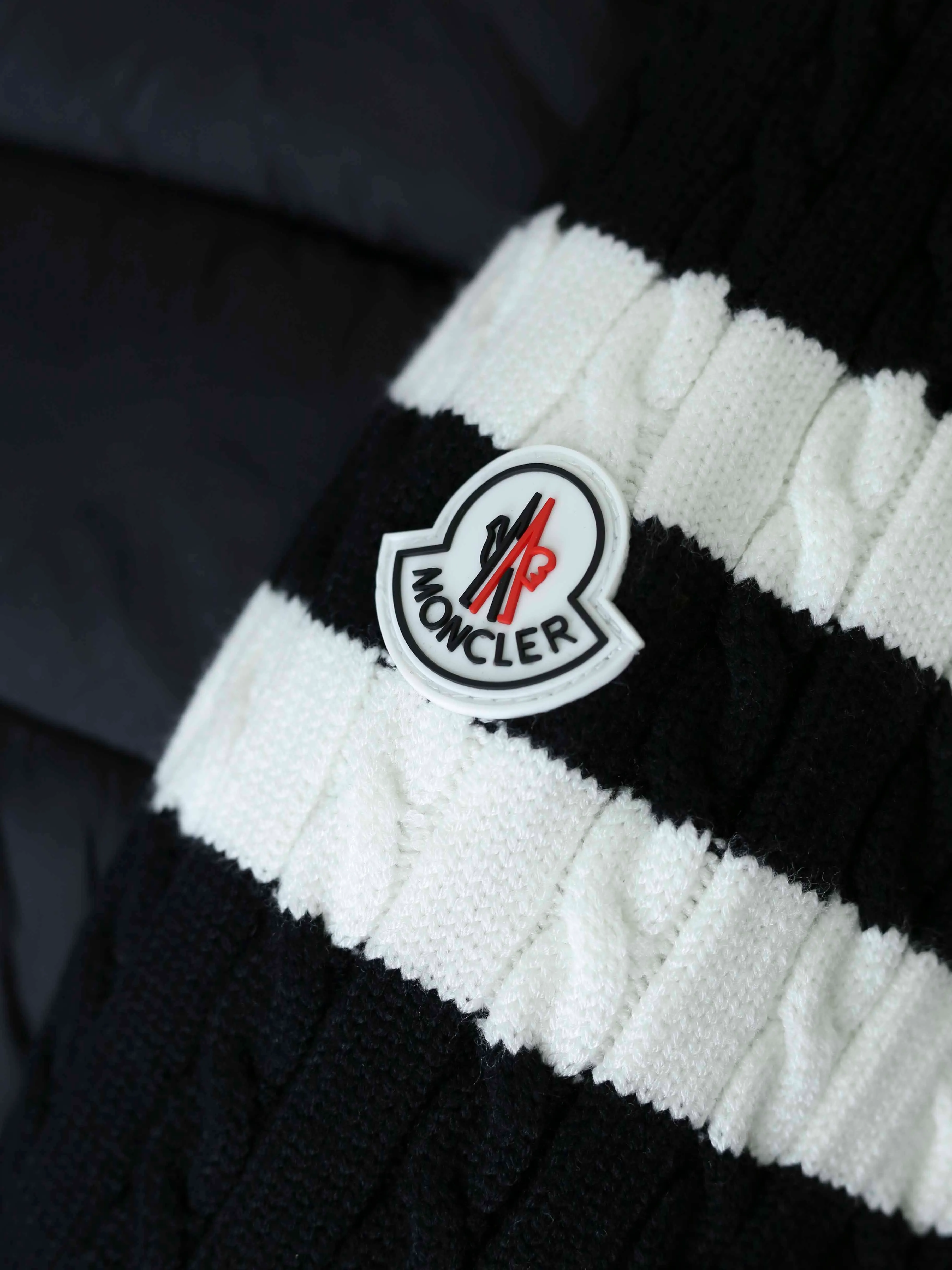 P330 MONCLER/Mongolian Knitted Spliced Cotton Clothes Moncler is really going crazy this time! Who can resist the magical combination of knitted + cotton clothes? The knitted twist sleeves are soft and textured, and are spliced with fluffy and full fabrics. While the warmth is maximized, the texture also directly improves~ The design of the neckline is very revealing of the neck line, and the striped decoration on the sleeves + brand emblem, the exquisiteness is hidden in every detail, and you can recognize it as Moncler at a glance It has a high-end tone~ It smells so good in autumn and winter! Paired with jeans, it gives a lazy and elegant casual feel. It can also be worn with a long skirt to show French elegance. It can also steadily protect the temperature in cold weather~ It belongs to the kind of person who is "planted at a glance" and looks good whoever wears it. Color: black gray