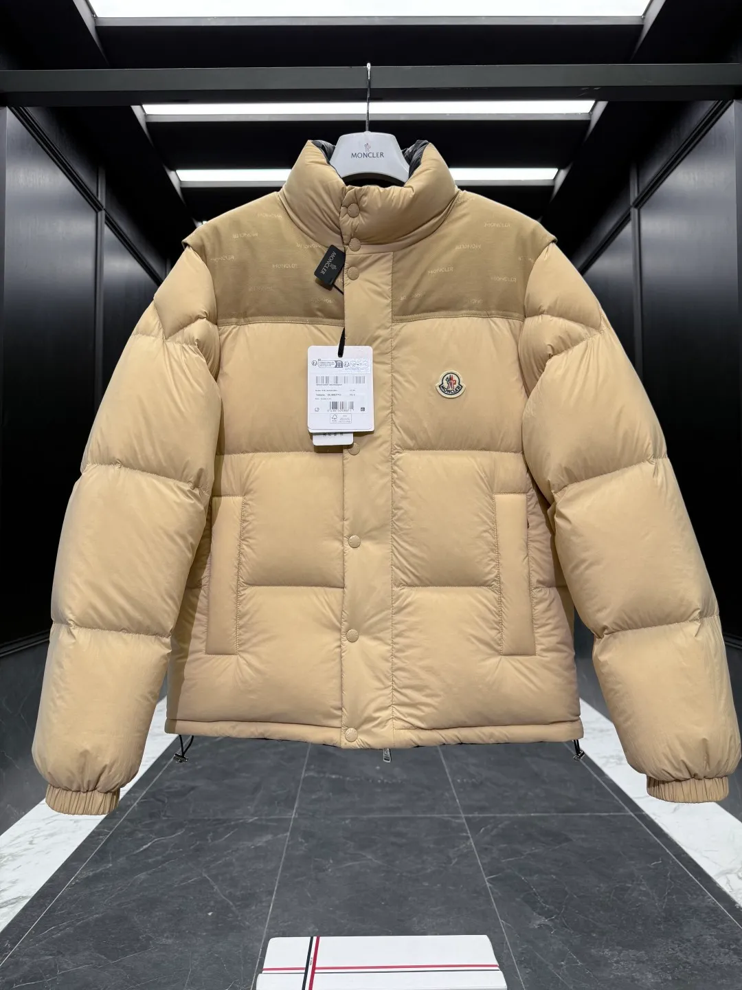 P1320 Premium down ⬆️Moncler Verone (variable styles) men's double-sided short down jacket. One piece of clothing, four styles. Reversible jacket/reversible vest. ⚠️Special-grade original weight version. 95 gooseneck filling. Original three colors 6w+ purchase and development. 0 color difference three-color push. Distinguish all low-end random versions in the market. Original replacement fabrics ➕ Original matching hardware. Feel free to compare across the entire network. 🎁The factory comes standard with a full set of counter gift box packaging. (Original airplane box, original shopping bag, original dust cover, original hanger, original thank you card, original ribbon, upgraded original oversized magnetic gift box.) The Moncler Verone men's double-sided down jacket is a new interpretation of the brand's iconic down jacket style, which can be transformed into various styles.  Moncler Verone reinterprets the classic down jacket from the 1980s. Fashionable and avant-garde, the double-sided design is equipped with detachable sleeves and can also be worn as a vest, allowing it to be transformed into various styles. Made of soft, tear-resistant matte-coated nylon on one side and glossy polyester on the other. This two-in-one style features logo canvas yoke and a drawstring hem for a comfortable fit. Details •Made from coated washed nylon •Polyester lining •Reversible fit •Down-filled ���Nylon canvas jacquard yoke •Removable sleeves •Reversible two-way loop zipper and snap-button closure •Reversible zip pockets •Elasticized drawstring hem •Synthetic material with topstitching and textile logo Size: 1-5 Black/Brown/Beige D00880