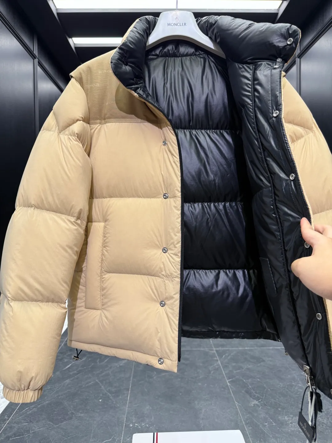 P1320 Premium down ⬆️Moncler Verone (variable styles) men's double-sided short down jacket. One piece of clothing, four styles. Reversible jacket/reversible vest. ⚠️Special-grade original weight version. 95 gooseneck filling. Original three colors 6w+ purchase and development. 0 color difference three-color push. Distinguish all low-end random versions in the market. Original replacement fabrics ➕ Original matching hardware. Feel free to compare across the entire network. 🎁The factory comes standard with a full set of counter gift box packaging. (Original airplane box, original shopping bag, original dust cover, original hanger, original thank you card, original ribbon, upgraded original oversized magnetic gift box.) The Moncler Verone men's double-sided down jacket is a new interpretation of the brand's iconic down jacket style, which can be transformed into various styles.  Moncler Verone reinterprets the classic down jacket from the 1980s. Fashionable and avant-garde, the double-sided design is equipped with detachable sleeves and can also be worn as a vest, allowing it to be transformed into various styles. Made of soft, tear-resistant matte-coated nylon on one side and glossy polyester on the other. This two-in-one style features logo canvas yoke and a drawstring hem for a comfortable fit. Details •Made from coated washed nylon •Polyester lining •Reversible fit •Down-filled ���Nylon canvas jacquard yoke •Removable sleeves •Reversible two-way loop zipper and snap-button closure •Reversible zip pockets •Elasticized drawstring hem •Synthetic material with topstitching and textile logo Size: 1-5 Black/Brown/Beige D00880