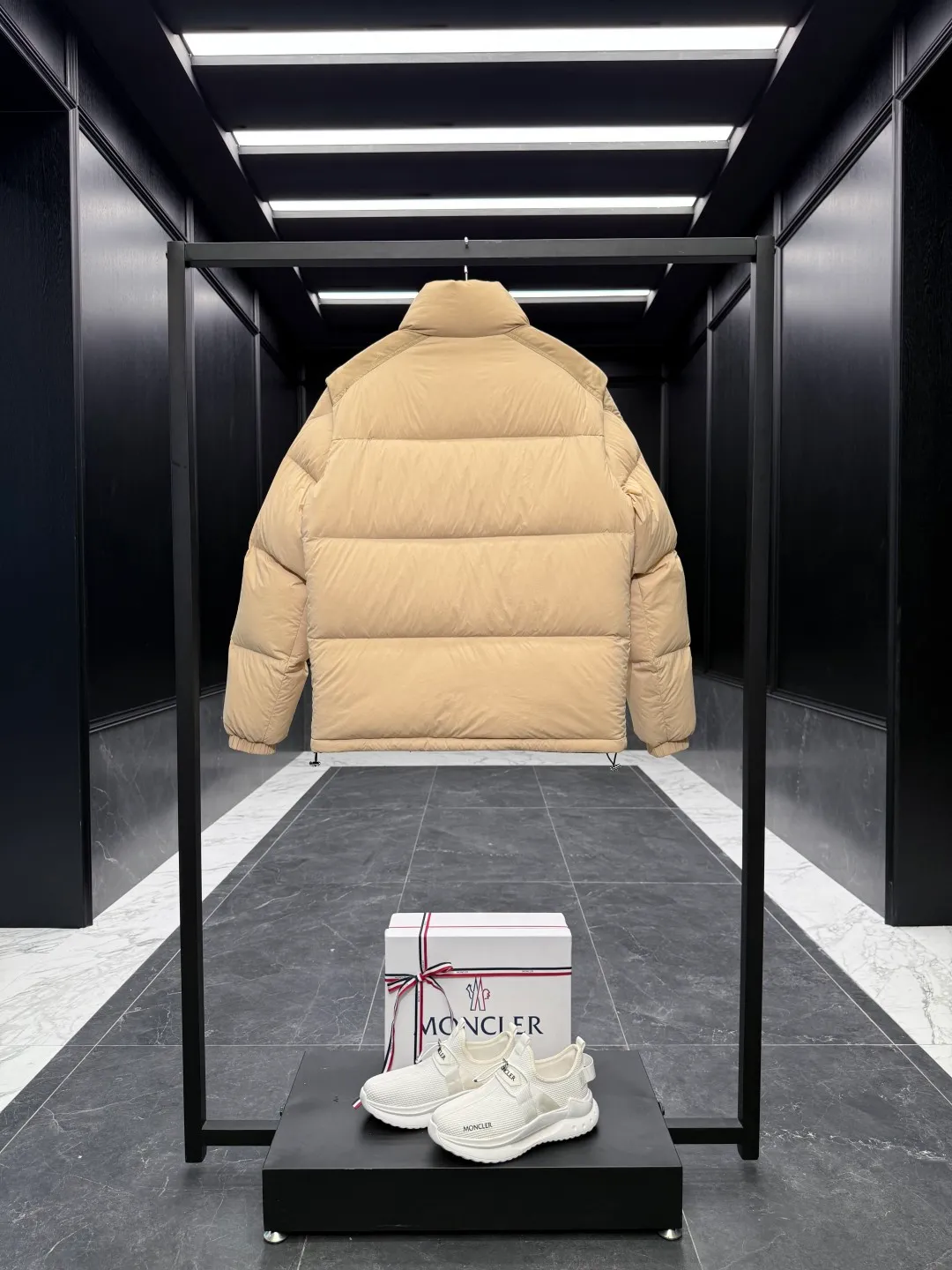 P1320 Premium down ⬆️Moncler Verone (variable styles) men's double-sided short down jacket. One piece of clothing, four styles. Reversible jacket/reversible vest. ⚠️Special-grade original weight version. 95 gooseneck filling. Original three colors 6w+ purchase and development. 0 color difference three-color push. Distinguish all low-end random versions in the market. Original replacement fabrics ➕ Original matching hardware. Feel free to compare across the entire network. 🎁The factory comes standard with a full set of counter gift box packaging. (Original airplane box, original shopping bag, original dust cover, original hanger, original thank you card, original ribbon, upgraded original oversized magnetic gift box.) The Moncler Verone men's double-sided down jacket is a new interpretation of the brand's iconic down jacket style, which can be transformed into various styles.  Moncler Verone reinterprets the classic down jacket from the 1980s. Fashionable and avant-garde, the double-sided design is equipped with detachable sleeves and can also be worn as a vest, allowing it to be transformed into various styles. Made of soft, tear-resistant matte-coated nylon on one side and glossy polyester on the other. This two-in-one style features logo canvas yoke and a drawstring hem for a comfortable fit. Details •Made from coated washed nylon •Polyester lining •Reversible fit •Down-filled ���Nylon canvas jacquard yoke •Removable sleeves •Reversible two-way loop zipper and snap-button closure •Reversible zip pockets •Elasticized drawstring hem •Synthetic material with topstitching and textile logo Size: 1-5 Black/Brown/Beige D00880