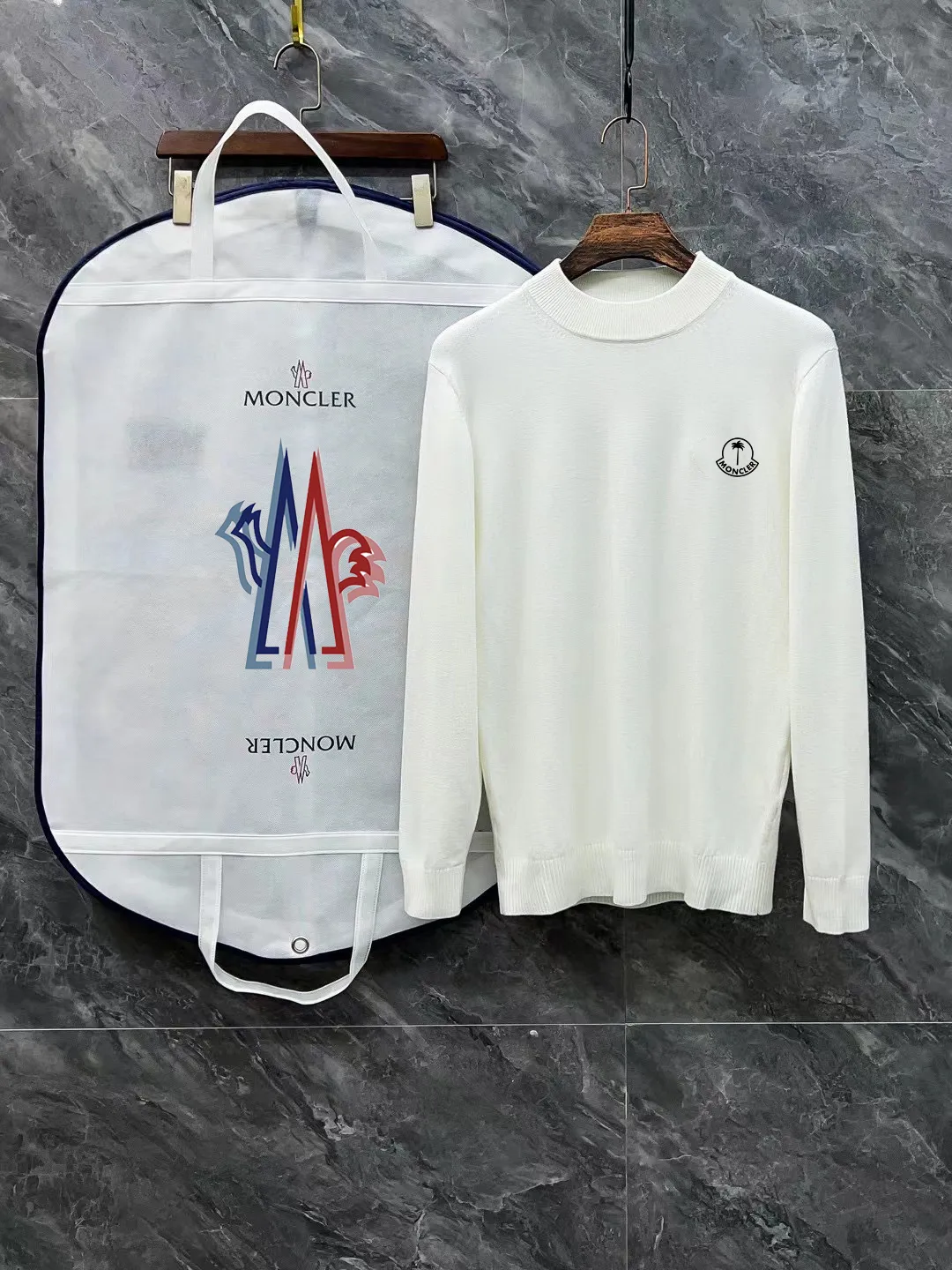 P210 Moncler muzzle, complete with 3 labels, the same style as the official website, exquisitely printed LOGO half-turtleneck, fine wool blended sweater, high-end customized collection for men and women, affiliated to the brand's high-end main line, patented top-grade yarn blending, using innovation to interpret conventional styles. The configuration of the fabric is subversive. The details are remarkable. The most anticipated sweater in autumn and winter. Full of high-end sense. Outflowed from the brand's designated Zhejiang processing factory. Very cost-effective. Meri wool yarn is of excellent quality. It feels super soft, delicate, soft, non-pilling and does not deform. It is available at all major counters simultaneously. It is a must-have product every year. The product seems simple, the process is extremely complicated, and the upper body is not picky. The upper body is extremely skin-friendly and comfortable. It can be worn close to the body with an outer jacket or as an outer layer. Color: Black White Size: M L XL 2XL 3XL