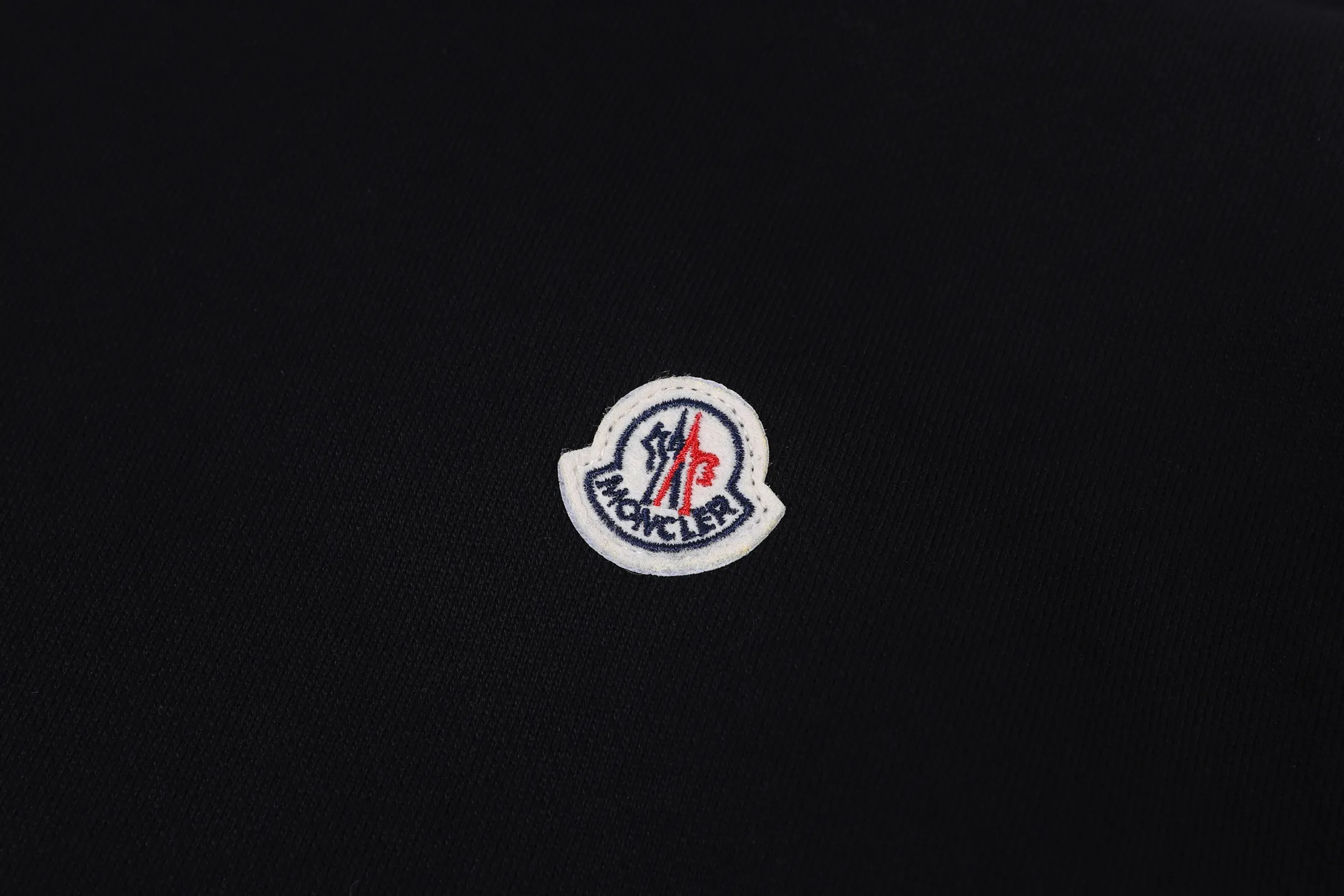 P370 Moncler 25SS solid color hooded sweatshirt with logo embroidery over the mouth. Original purchase and development for 6,646 yuan. The fabric is made of 400 grams of 100% cotton combed cotton fabric, with 420 grams of 2*2 cotton combed cotton ribs. The fabric is enzyme washed, template embroidered, customized logo, customized trademark, loose version, the overall routing is straight and delicate, the fabric is comfortable and soft, and the color is consistent and no color difference. It can be matched with the same style to create a fashionable look, and can be used in various occasions. Customized accessories, complete with three standards, the same style for men and women. Size:S-M-L-XL