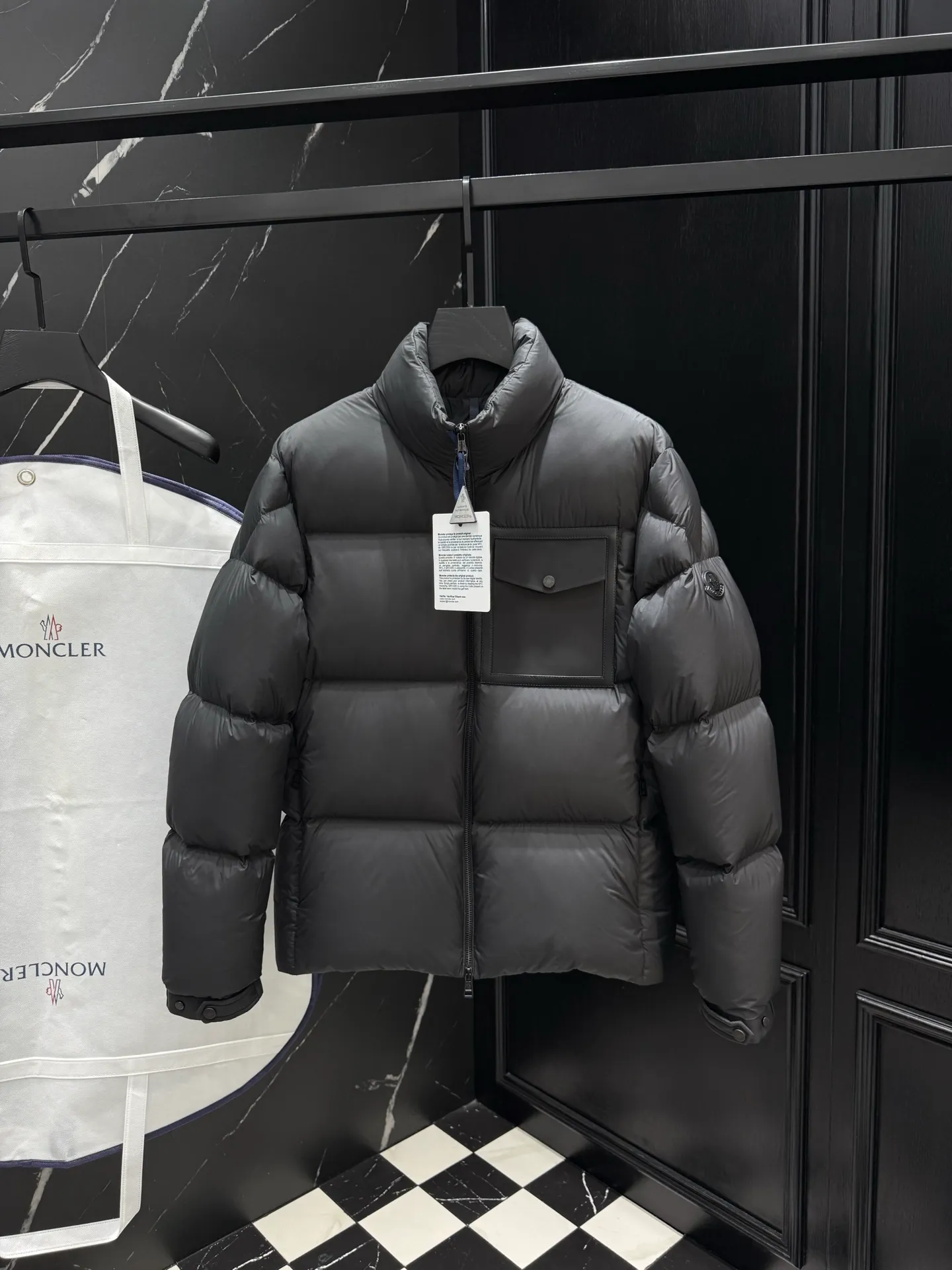 P860 Moncler Chinon Square-Quilted Short Down short stand-up collar zipper long-sleeved down jacket 🆕Original 1:1 customized hardware accessories are all imported and original customization. Welcome to compare at the counter. Absolutely high quality. Made of top-grade white duck down. Super soft. Full and fluffy. Super heavy workmanship. Fabric workmanship. 👍Perfect version. Note⚠The fabric is super comfortable. Exclusive model. Non-market goods. Unisex size: 12345 Color: black camel beige