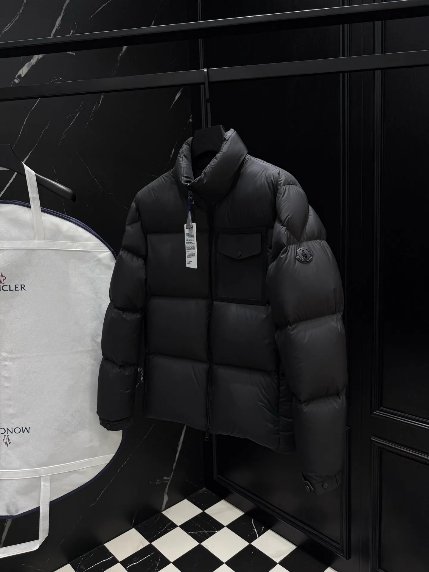P860 Moncler Chinon Square-Quilted Short Down short stand-up collar zipper long-sleeved down jacket 🆕Original 1:1 customized hardware accessories are all imported and original customization. Welcome to compare at the counter. Absolutely high quality. Made of top-grade white duck down. Super soft. Full and fluffy. Super heavy workmanship. Fabric workmanship. 👍Perfect version. Note⚠The fabric is super comfortable. Exclusive model. Non-market goods. Unisex size: 12345 Color: black camel beige