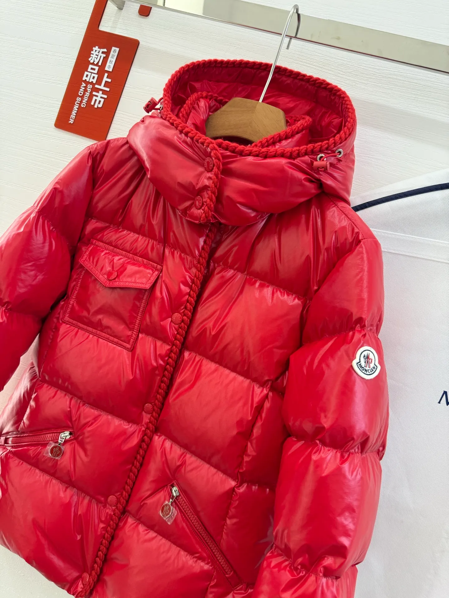 P880 Moncler/Moncler 25 new oil wax leather waisted GLAREIN hooded long-sleeved down jacket for women. Oil wax leather coated new fabric, slim design style, warm and slimming, 90% goose down filling, molded custom hardware. Color: red, white, blue, black Code number: 1-2-3-4
