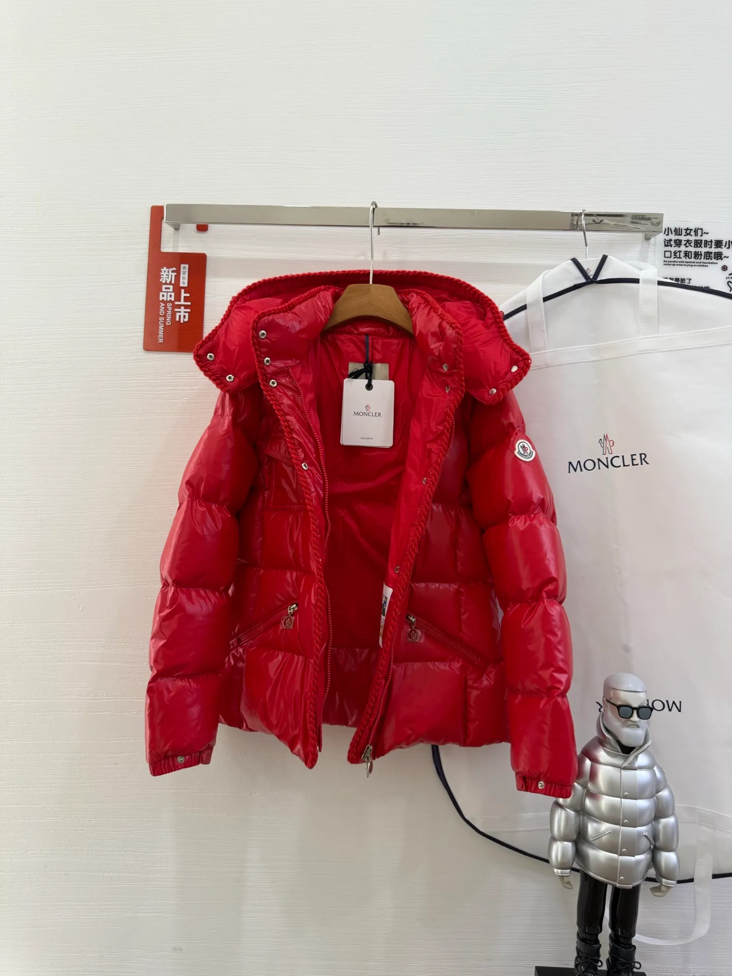 P880 Moncler/Moncler 25 new oil wax leather waisted GLAREIN hooded long-sleeved down jacket for women. Oil wax leather coated new fabric, slim design style, warm and slimming, 90% goose down filling, molded custom hardware. Color: red, white, blue, black Code number: 1-2-3-4