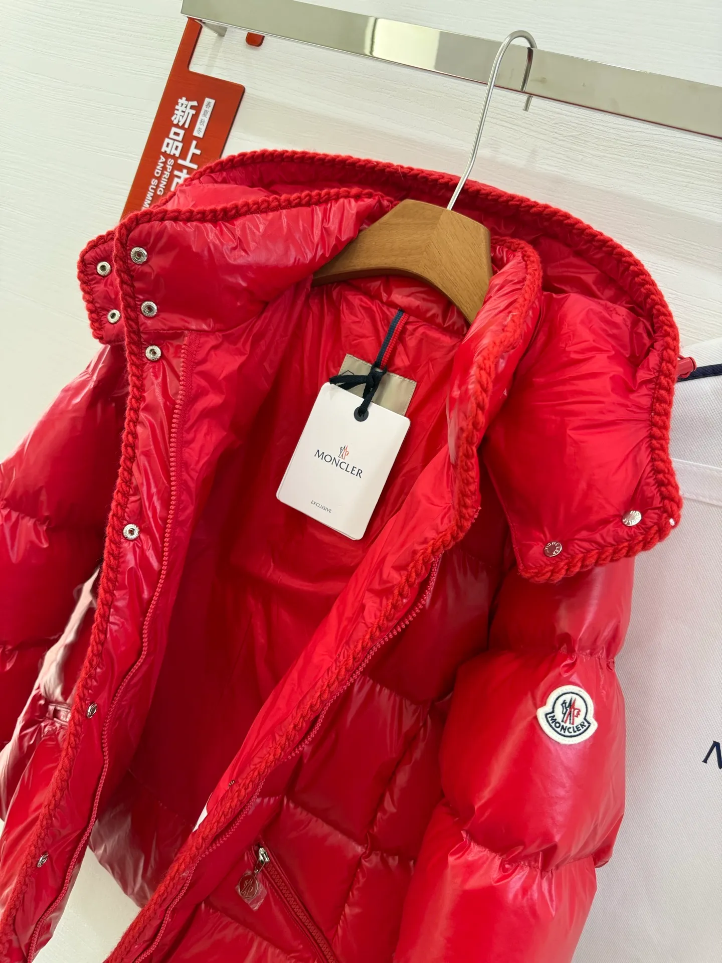 P880 Moncler/Moncler 25 new oil wax leather waisted GLAREIN hooded long-sleeved down jacket for women. Oil wax leather coated new fabric, slim design style, warm and slimming, 90% goose down filling, molded custom hardware. Color: red, white, blue, black Code number: 1-2-3-4