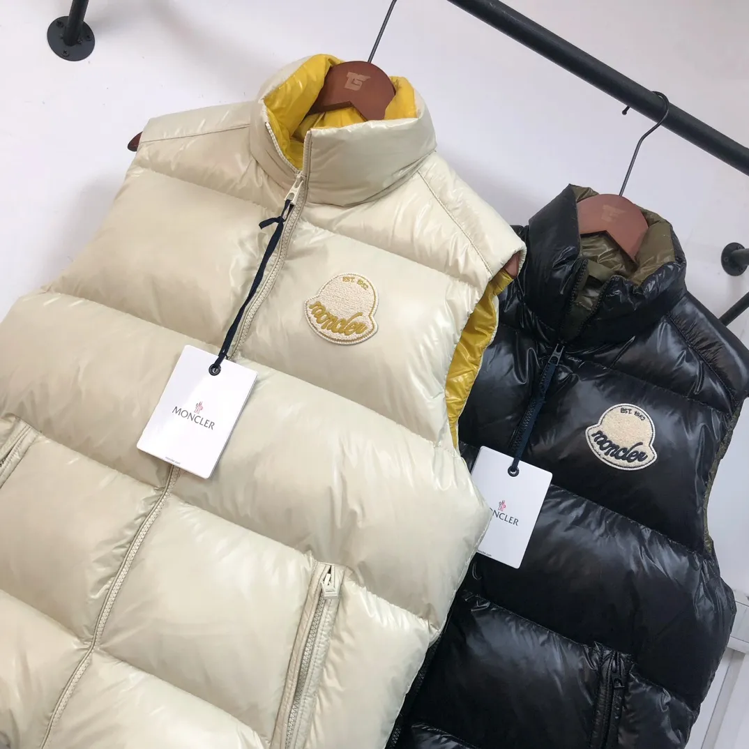 P660 🆕🆕Moncler 25th early autumn new product Lipsi down vest~a couple's version that interprets Moncler's classic design and is a must-have item for the seasonal wardrobe. Made of lightweight functional nylon laque fabric, the contrasting lining is full of vitality~ Fashionable and versatile, it can be worn as a vest in the mid-season or paired with a windproof jacket in the cold winter. 👍🏻 Color: black off-white Size: 1-2-3-4-5 (M-3XL)