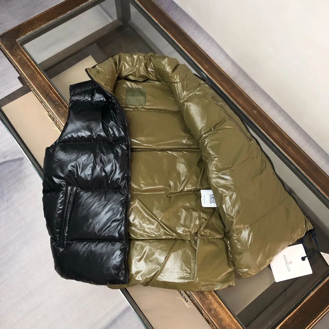 P660 🆕🆕Moncler 25th early autumn new product Lipsi down vest~a couple's version that interprets Moncler's classic design and is a must-have item for the seasonal wardrobe. Made of lightweight functional nylon laque fabric, the contrasting lining is full of vitality~ Fashionable and versatile, it can be worn as a vest in the mid-season or paired with a windproof jacket in the cold winter. 👍🏻 Color: black off-white Size: 1-2-3-4-5 (M-3XL)