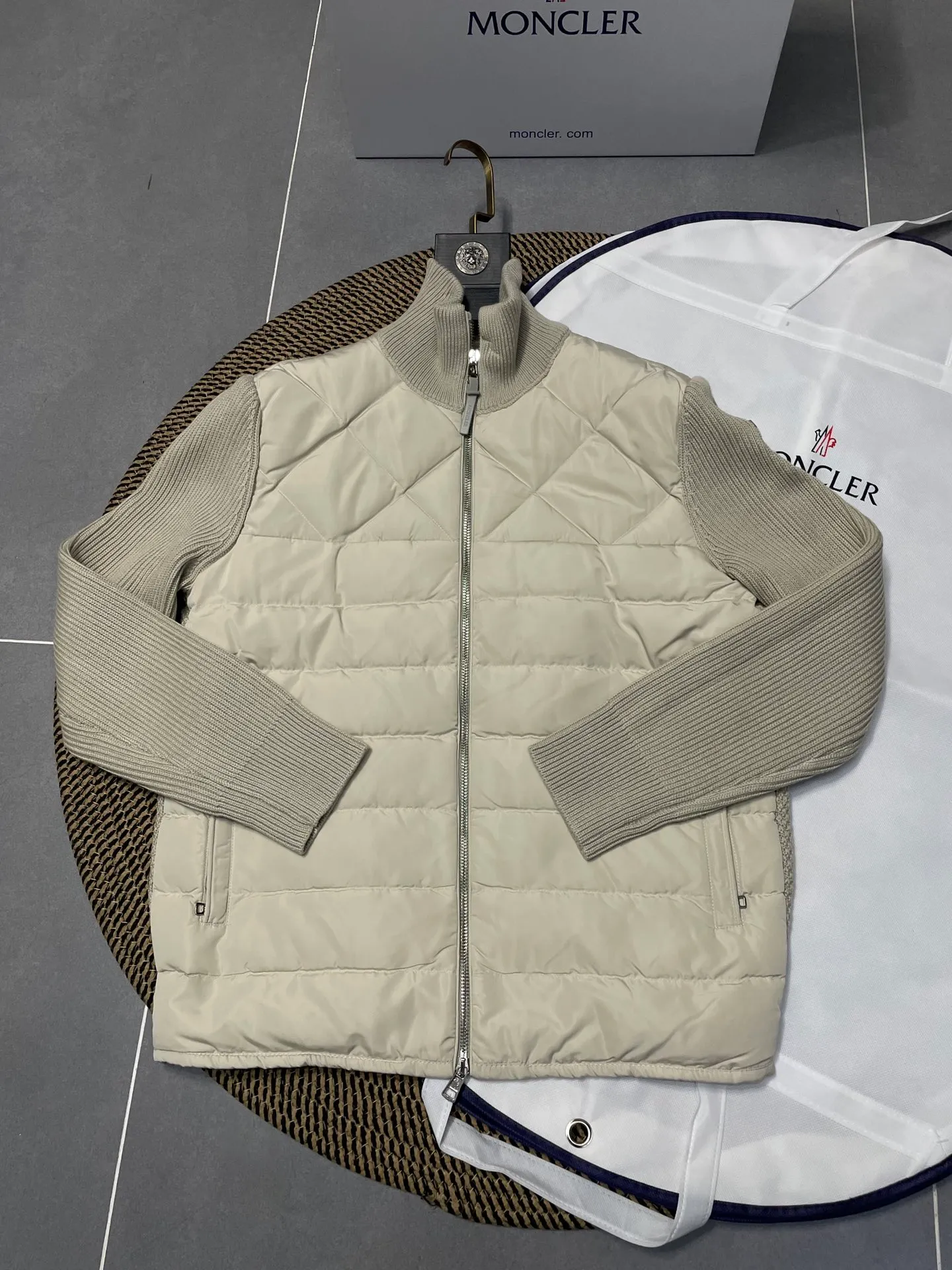 P660 Moncler men's knitted down splicing men's new style (black and beige two colors) ‼ ️Exclusive model, exclusive release‼ ️ Selling point: Down knitted splicing, the splicing is made of wool blended fabric!  Mengjia will release several types of sweaters and down at this time of the year. In fact, the sweater and down at the Mjia counter are classic and evergreen styles. They are all in basic style. They can be worn alone or matched inside, as a sweater. The main promotion of this kind of counter is beige, so most of them are beige. The front is down, and the back and both sleeves are made of wool blended fabric. The code number is MLXLXXL.