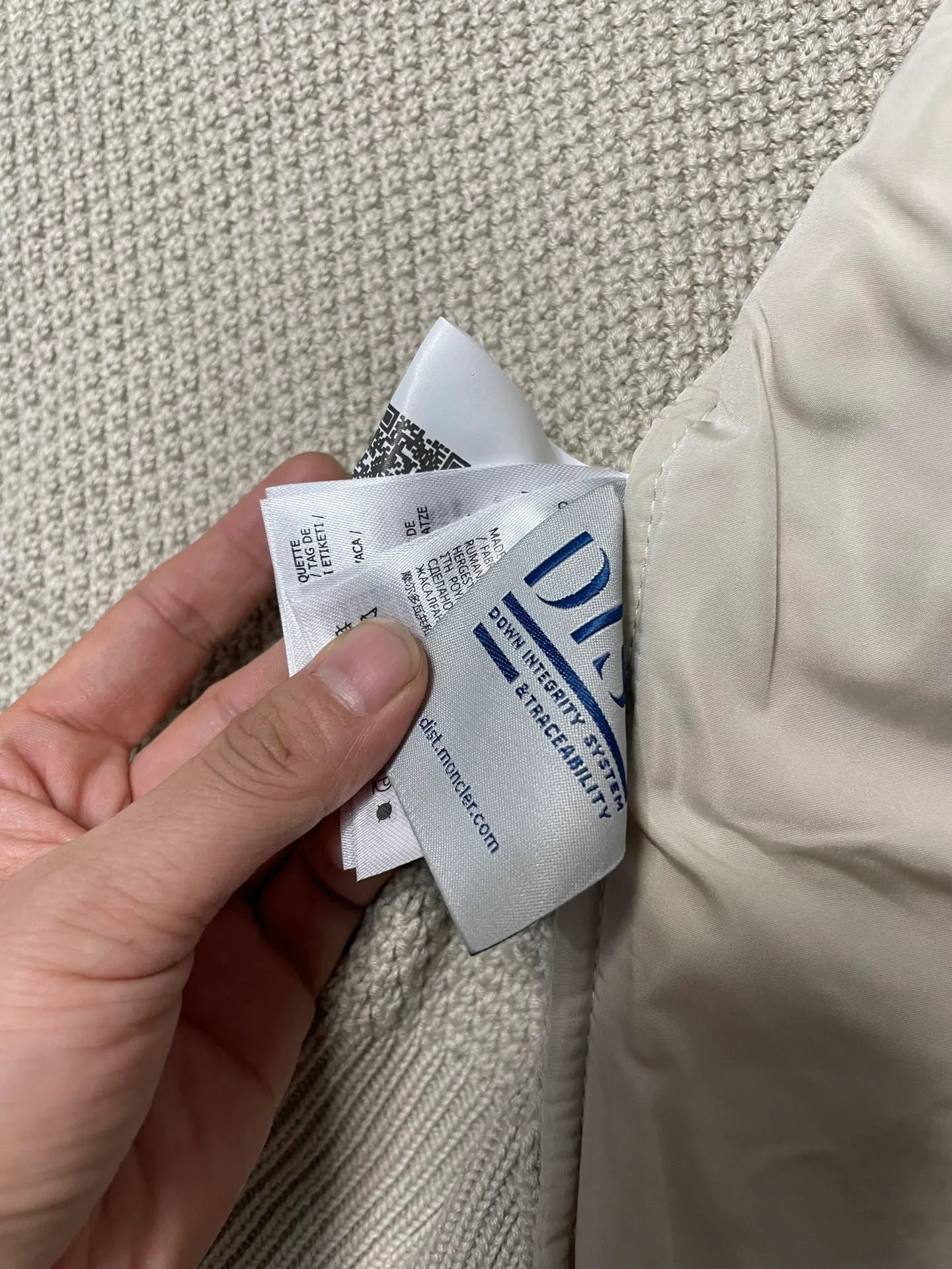 P660 Moncler men's knitted down splicing men's new style (black and beige two colors) ‼ ️Exclusive model, exclusive release‼ ️ Selling point: Down knitted splicing, the splicing is made of wool blended fabric!  Mengjia will release several types of sweaters and down at this time of the year. In fact, the sweater and down at the Mjia counter are classic and evergreen styles. They are all in basic style. They can be worn alone or matched inside, as a sweater. The main promotion of this kind of counter is beige, so most of them are beige. The front is down, and the back and both sleeves are made of wool blended fabric. The code number is MLXLXXL.