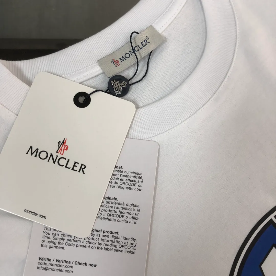 P150 MONCLER 24 The latest short-sleeved T-shirt for couples ~ Top-notch printed logo design ~ The fabric upper body is comfortable and breathable, not stiff, slim cut, made of high-end custom-made pure cotton fabric! The upper body is comfortable and stylish, and it can be worn alone as an inner layer. It is a must-have for fashionistas! ! ! Color: black, white, sapphire blue, gray Size: S M L XL (loose fit! Please state your height and weight when placing an order)