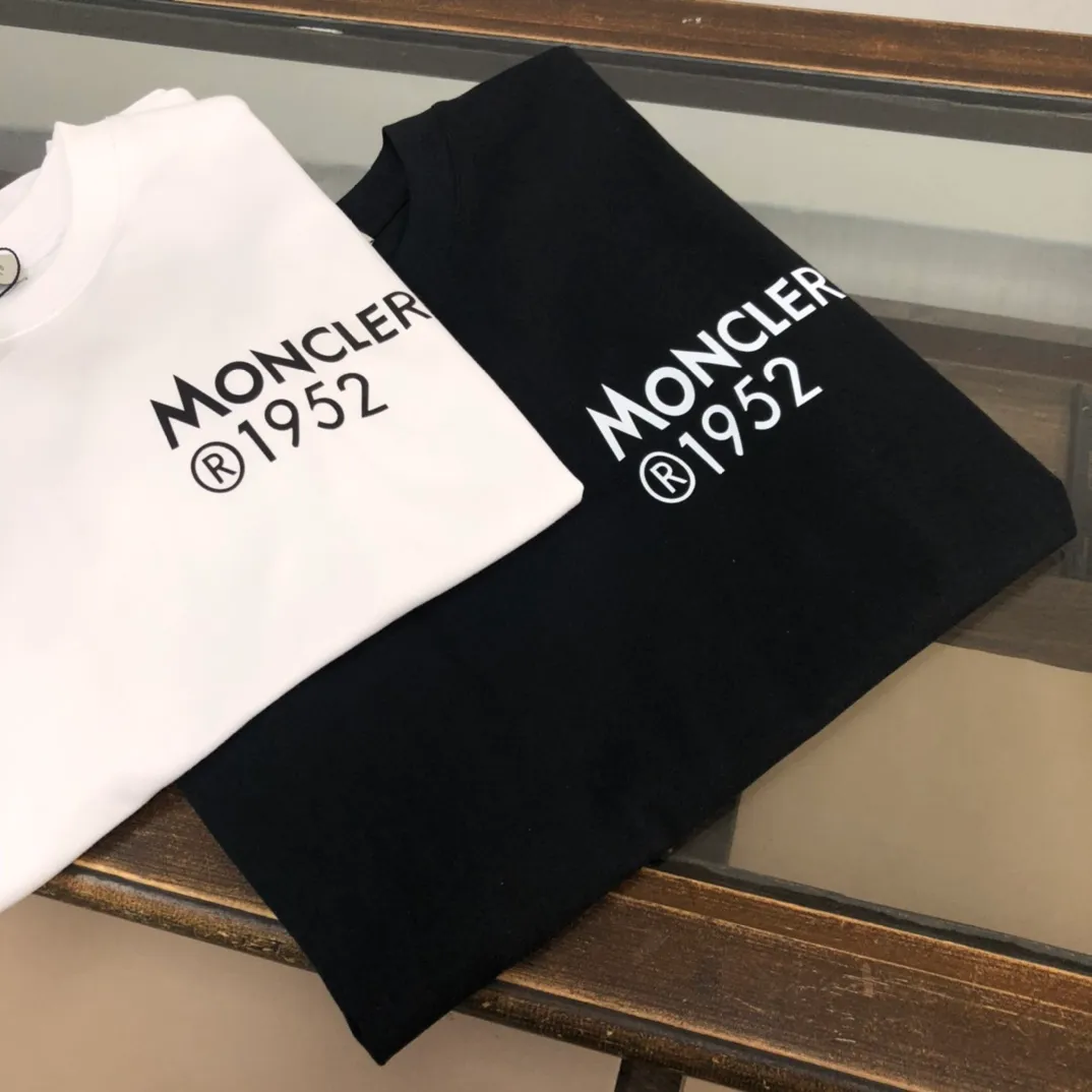 P150 Moncler 2025 new men's round neck short-sleeved couple's T-shirt, new spring and summer product, high quality 🔥🔥Fashionable and versatile, customized imported fabrics, comfortable to wear, breathable, fashionable without losing personality, casual and casual upper body, handsome and stylish, showing the temperament of a big brand. All three standards are complete! ! Color: black white Size: S-XL (loose fit)