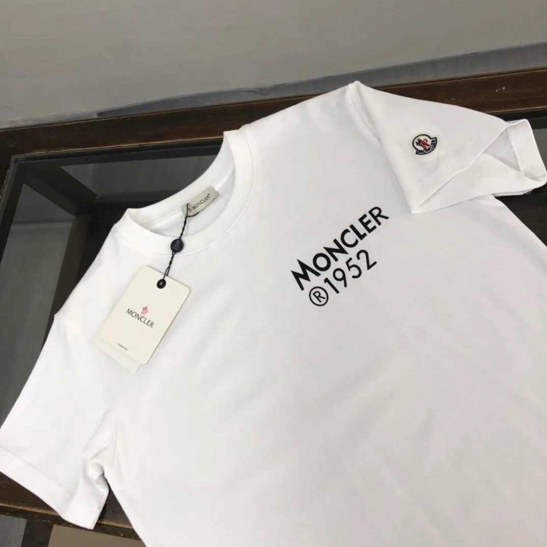 P150 Moncler 2025 new men's round neck short-sleeved couple's T-shirt, new spring and summer product, high quality 🔥🔥Fashionable and versatile, customized imported fabrics, comfortable to wear, breathable, fashionable without losing personality, casual and casual upper body, handsome and stylish, showing the temperament of a big brand. All three standards are complete! ! Color: black white Size: S-XL (loose fit)
