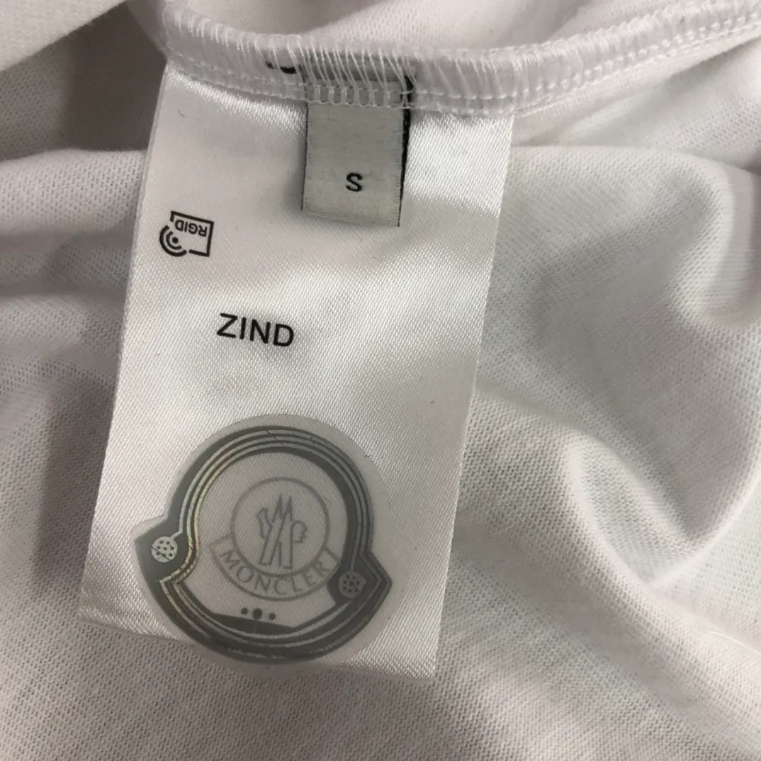 P150 Moncler 2025 new men's round neck short-sleeved couple's T-shirt, new spring and summer product, high quality 🔥🔥Fashionable and versatile, customized imported fabrics, comfortable to wear, breathable, fashionable without losing personality, casual and casual upper body, handsome and stylish, showing the temperament of a big brand. All three standards are complete! ! Color: black white Size: S-XL (loose fit)