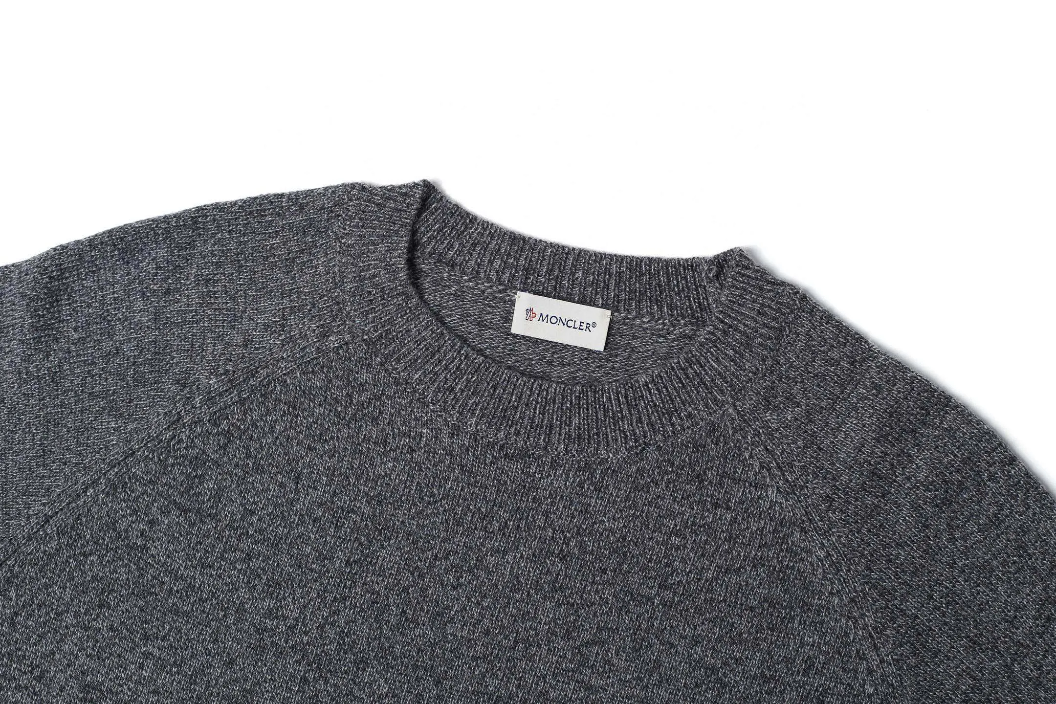 P400 [Exclusive supply] Moncler Hooded Sleeve Pocket Crew Neck Sweater. The original version was purchased for 6,950 and developed. The fabric is made of 30% wool double-ply blended wool. The main body of wool ensures the warmth and comfort of the clothing. The addition of a small amount of nylon and spandex significantly improves the elasticity and wear resistance. The ribbed decorative parts are made of 100% wool, which further enhances the overall texture. Through a high needle count and fine gauge loom, combined with the orderly direction of the internal yarn, the floating yarn is cleverly woven and stored, with almost no unnecessary thread mess. The nylon pockets on the sleeves are embellished with the brand logo, which is low-key and luxurious. Size:S-M-L-XL