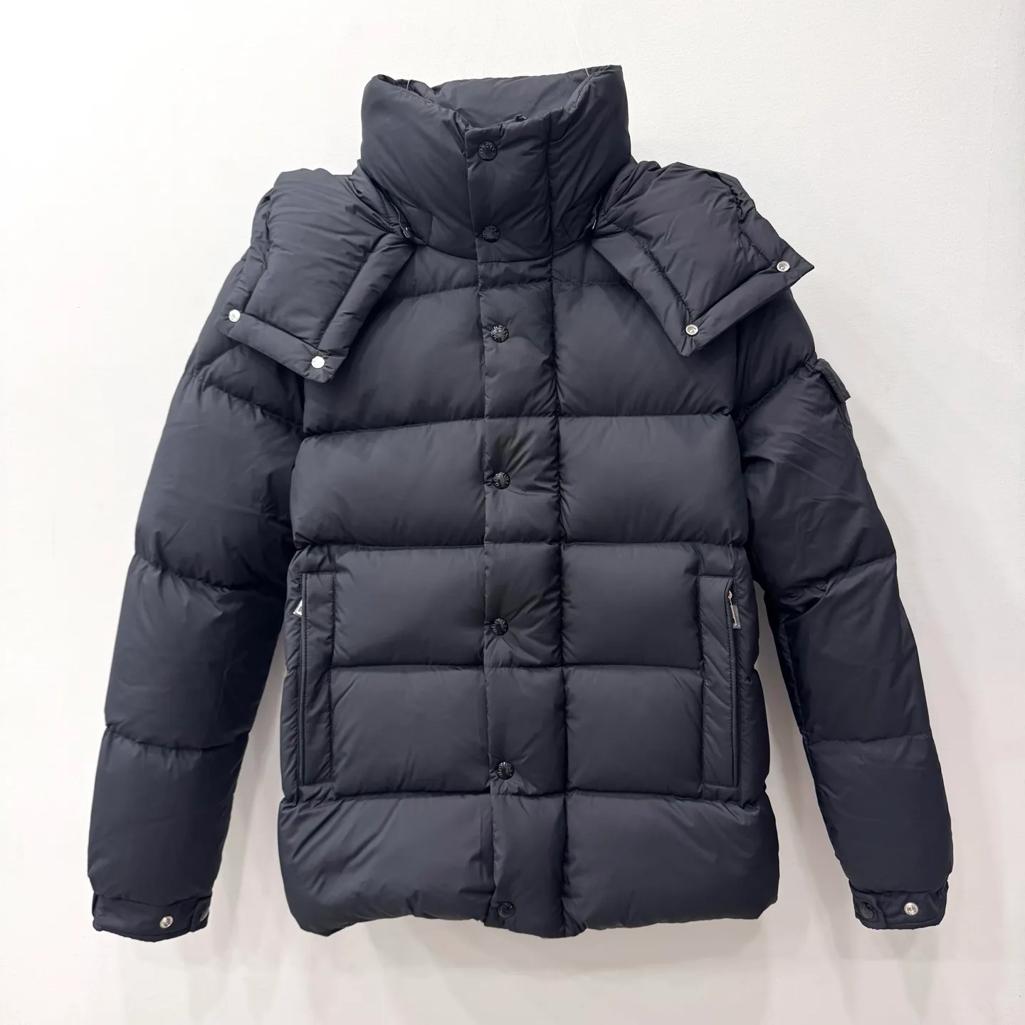 P860 Moncler Maya matte hooded short down jacket] This Moncler Maya 70 men's short down jacket is an essential warm item that highlights Moncler's style characteristics. The Moncler Maya 70 down jacket is made from longue saison fabric, which is both warm and lightweight. Short design with hood that can be easily removed depending on the weather. Signature patch pockets at sleeves. Details •Made in longue saison fabric •Nylon léger lining •Down filled •Removable and adjustable hood •Zip and snap fastening •Zip pockets •Patch pockets on sleeves •Adjustable cuffs •Drawstring hem •Size: 12345