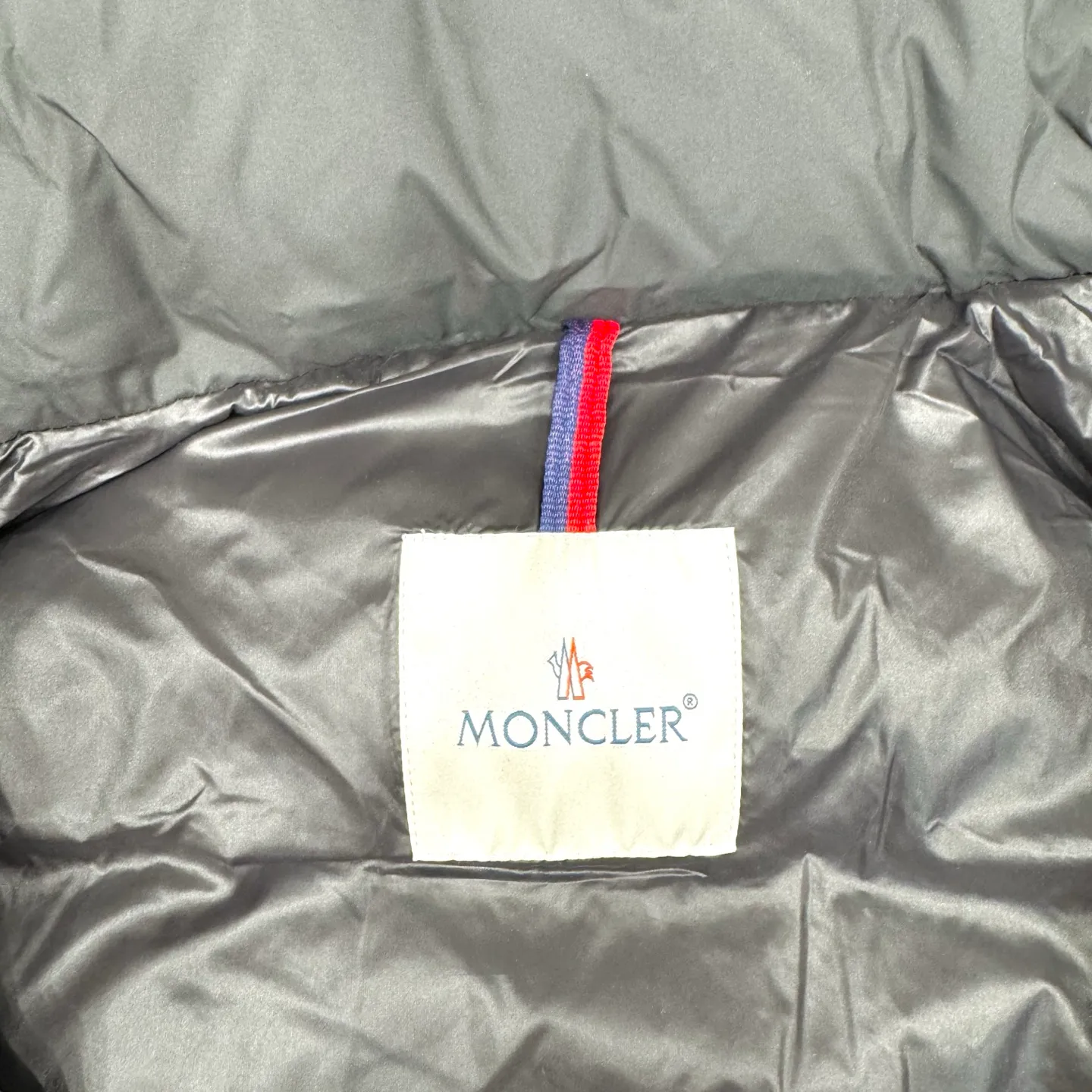 P860 Moncler Maya matte hooded short down jacket] This Moncler Maya 70 men's short down jacket is an essential warm item that highlights Moncler's style characteristics. The Moncler Maya 70 down jacket is made from longue saison fabric, which is both warm and lightweight. Short design with hood that can be easily removed depending on the weather. Signature patch pockets at sleeves. Details •Made in longue saison fabric •Nylon léger lining •Down filled •Removable and adjustable hood •Zip and snap fastening •Zip pockets •Patch pockets on sleeves •Adjustable cuffs •Drawstring hem •Size: 12345