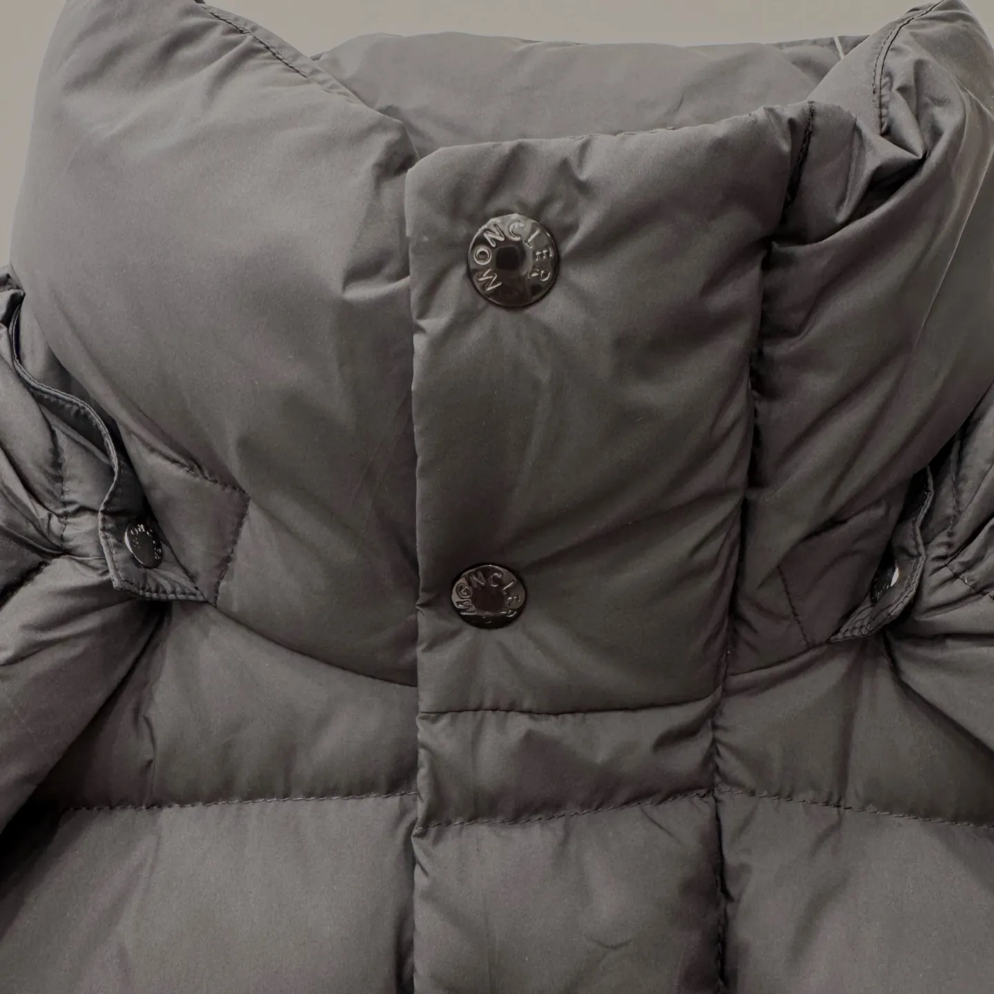 P860 Moncler Maya matte hooded short down jacket] This Moncler Maya 70 men's short down jacket is an essential warm item that highlights Moncler's style characteristics. The Moncler Maya 70 down jacket is made from longue saison fabric, which is both warm and lightweight. Short design with hood that can be easily removed depending on the weather. Signature patch pockets at sleeves. Details •Made in longue saison fabric •Nylon léger lining •Down filled •Removable and adjustable hood •Zip and snap fastening •Zip pockets •Patch pockets on sleeves •Adjustable cuffs •Drawstring hem •Size: 12345