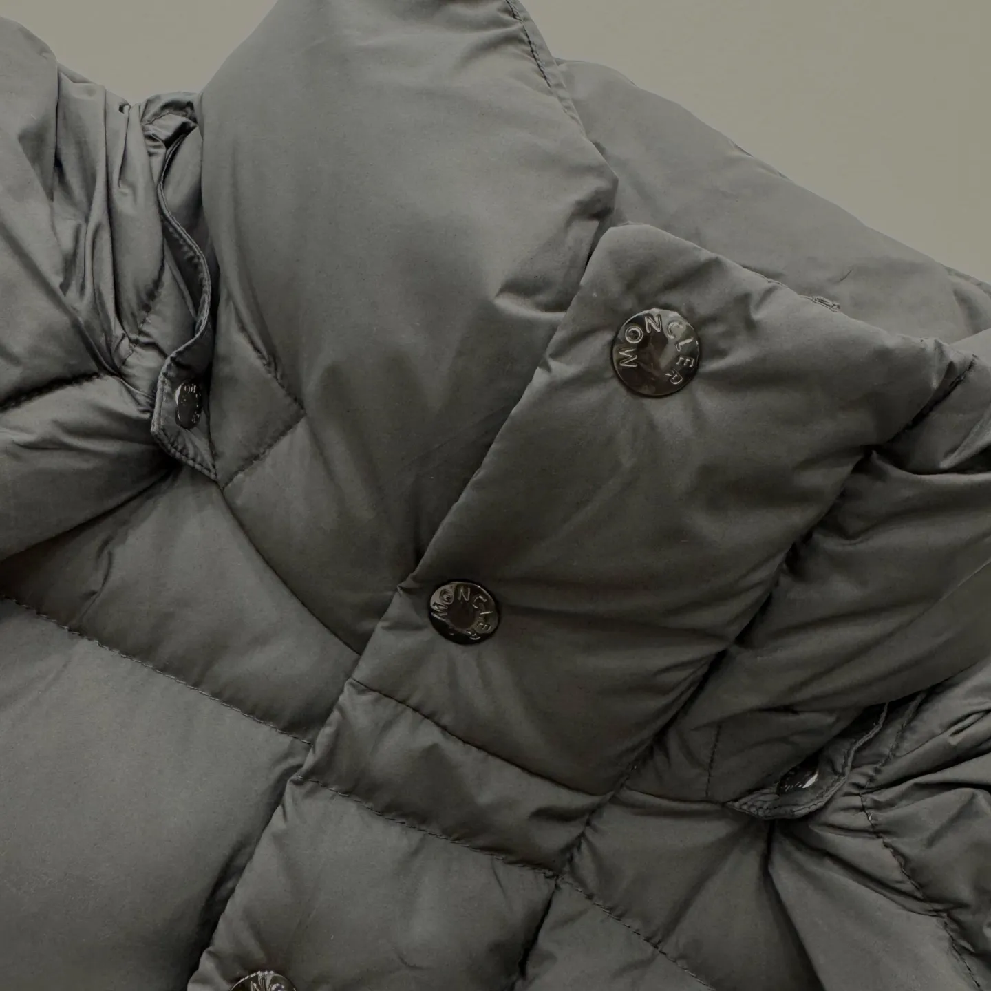 P860 Moncler Maya matte hooded short down jacket] This Moncler Maya 70 men's short down jacket is an essential warm item that highlights Moncler's style characteristics. The Moncler Maya 70 down jacket is made from longue saison fabric, which is both warm and lightweight. Short design with hood that can be easily removed depending on the weather. Signature patch pockets at sleeves. Details •Made in longue saison fabric •Nylon léger lining •Down filled •Removable and adjustable hood •Zip and snap fastening •Zip pockets •Patch pockets on sleeves •Adjustable cuffs •Drawstring hem •Size: 12345