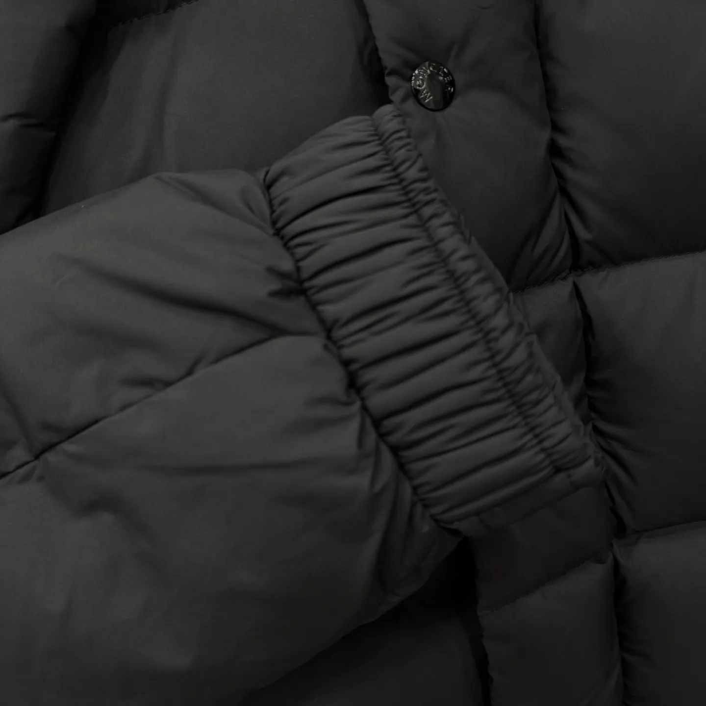 P860 Moncler Maya matte hooded short down jacket] This Moncler Maya 70 men's short down jacket is an essential warm item that highlights Moncler's style characteristics. The Moncler Maya 70 down jacket is made from longue saison fabric, which is both warm and lightweight. Short design with hood that can be easily removed depending on the weather. Signature patch pockets at sleeves. Details •Made in longue saison fabric •Nylon léger lining •Down filled •Removable and adjustable hood •Zip and snap fastening •Zip pockets •Patch pockets on sleeves •Adjustable cuffs •Drawstring hem •Size: 12345