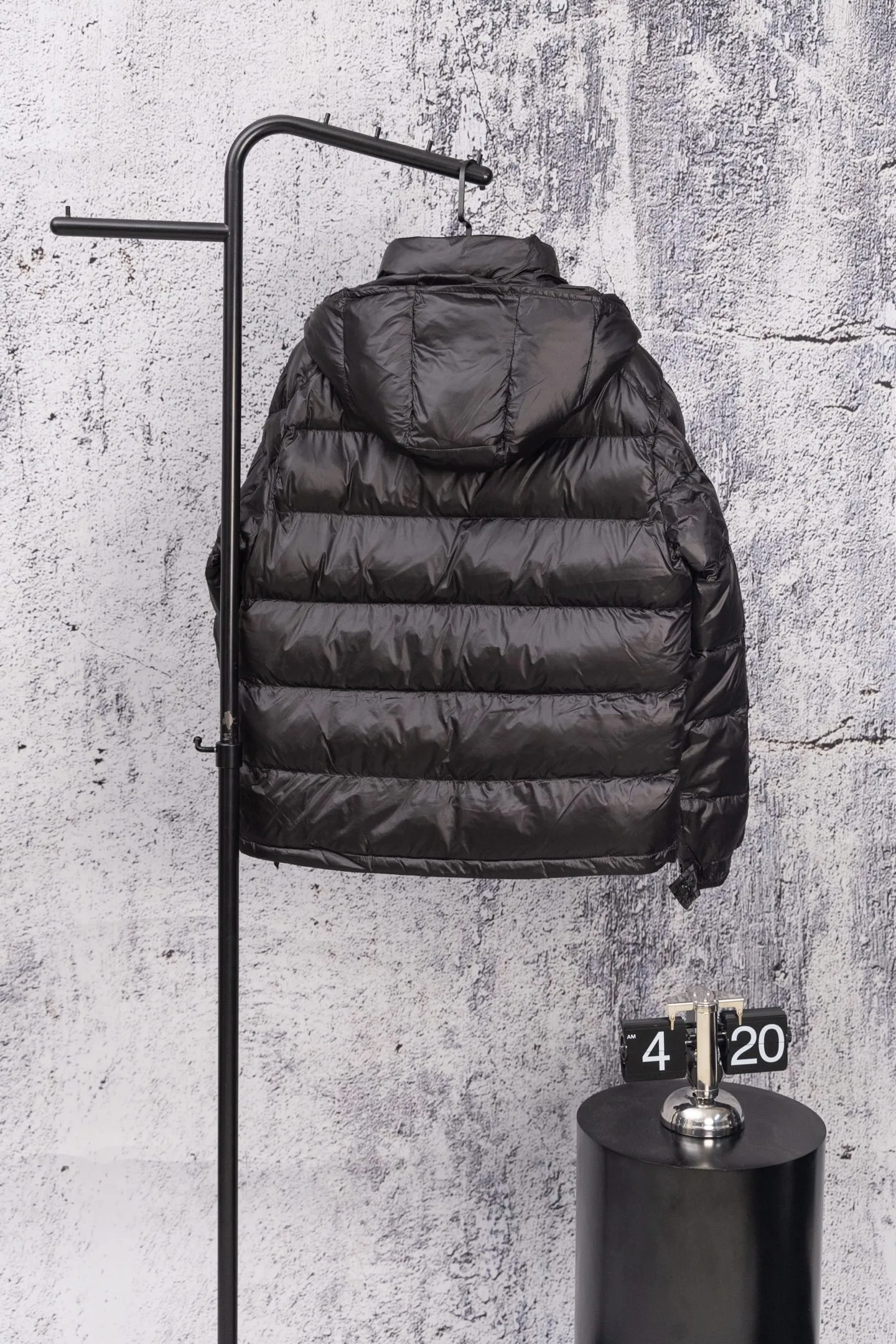 P560 Moncler/Moncler FW Maya Maya 70th Anniversary Limited Glossy Down Jacket Moncler Maya classic glossy down jacket, the pockets on the cuffs are perfectly combined with the 70-week wool felt label, the hood is removable. The fabric is customized to be consistent with the original. The lacquered shiny fabric is the same as the original. It is filled with 90 white duck down, and the down filling is up to 400g. It has excellent thermal insulation effect and is a must-have in cold areas. Customized original accessories, complete with three logos, molded custom logo buttons. Influenced by the iconic coats of the 1980s, the Maya jacket re-examines the shapes in the Moncer archives with modern style and cutting-edge elements. This is the brand's professional achievement in ski equipment. Whether in terms of sport or style, this high-performance and positive-spirited jacket has all the elements a competitive athlete needs to claim the title. Color: black SIZE: M—XXL