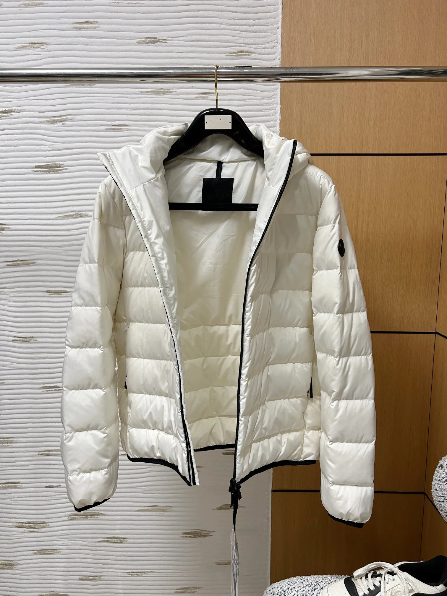 P880 Moncler 2024 early autumn new product Jeluz men's short down jacket has become the focus of the fashion industry with its unique design and excellent quality. This jacket features a detachable hood design, which provides the wearer with more matching options and also increases practicality. The jacket is filled with 90 goose down, which has excellent thermal insulation properties and is very light and will not put a heavy burden on the wearer. This makes it perfect for business trips and other occasions, as it can keep you warm while showing off the wearer’s mature demeanor! 1-5