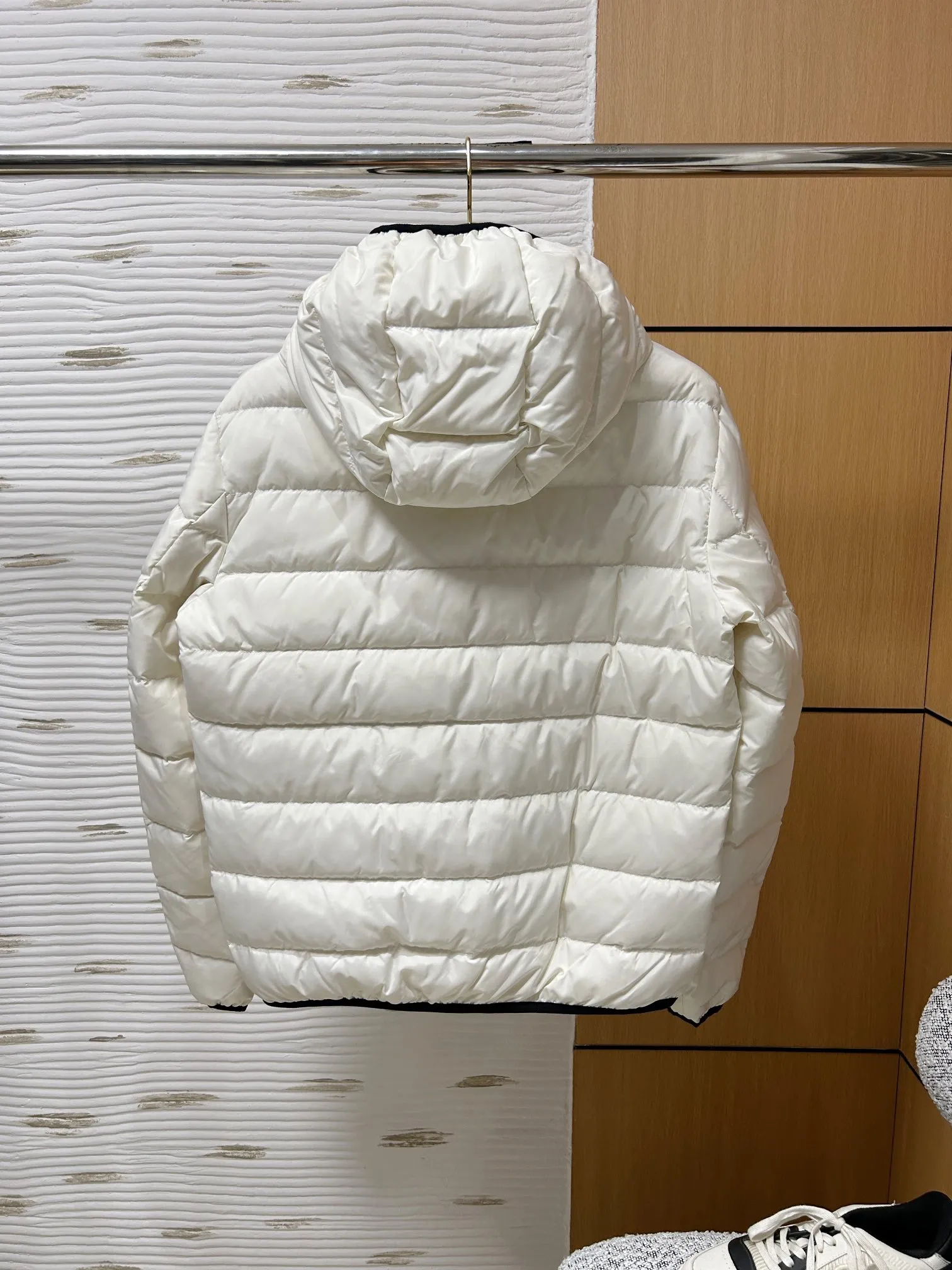 P880 Moncler 2024 early autumn new product Jeluz men's short down jacket has become the focus of the fashion industry with its unique design and excellent quality. This jacket features a detachable hood design, which provides the wearer with more matching options and also increases practicality. The jacket is filled with 90 goose down, which has excellent thermal insulation properties and is very light and will not put a heavy burden on the wearer. This makes it perfect for business trips and other occasions, as it can keep you warm while showing off the wearer’s mature demeanor! 1-5