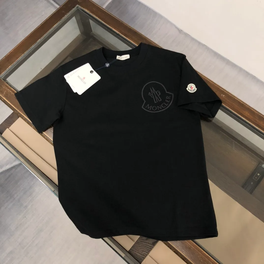 P160 Moncler 2025 new men's round neck short-sleeved couple T-shirt, new spring and summer product, high quality 🔥🔥Fashionable and versatile, customized imported fabrics, comfortable to wear, breathable, fashionable without losing personality, casual and casual upper body, handsome and stylish, showing the temperament of a big brand. All three standards are complete! ! Color: black white gray Size: S-XL (loose fit)