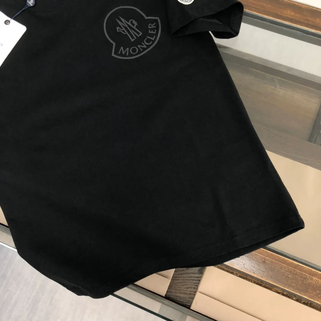 P160 Moncler 2025 new men's round neck short-sleeved couple T-shirt, new spring and summer product, high quality 🔥🔥Fashionable and versatile, customized imported fabrics, comfortable to wear, breathable, fashionable without losing personality, casual and casual upper body, handsome and stylish, showing the temperament of a big brand. All three standards are complete! ! Color: black white gray Size: S-XL (loose fit)