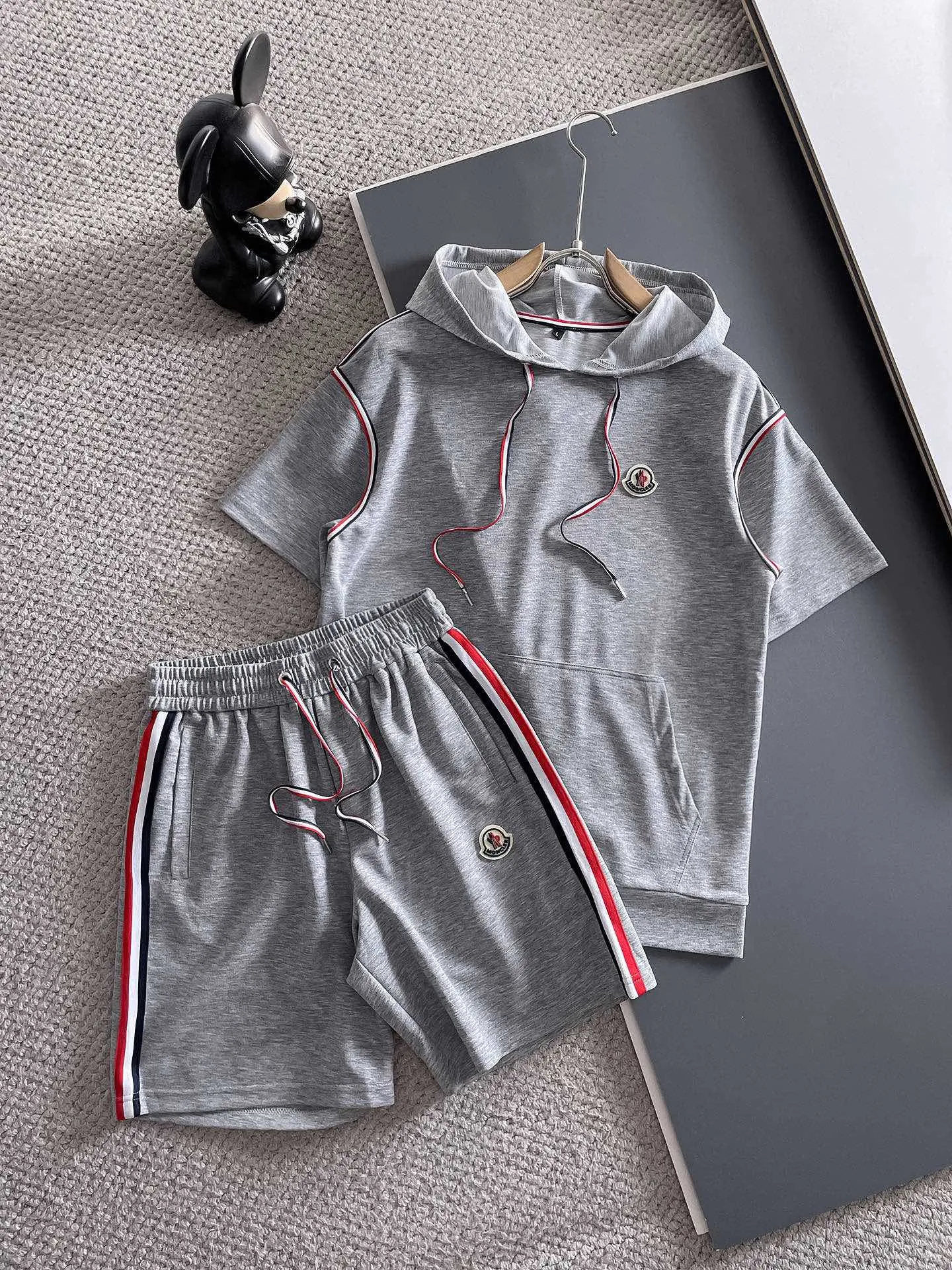 P570 Brand [MONCLER Mouth Covered] 2025 round neck short-sleeved shorts suit. The upper body of pure cotton fabric will not be stuffy. The smooth and comfortable skin-friendly effect is more breathable. The fabric has its own texture. Classic logo technology. A new interpretation from a unique angle. Fashionable and versatile choice! Size: M-3XL (maximum wear: 190 pounds)