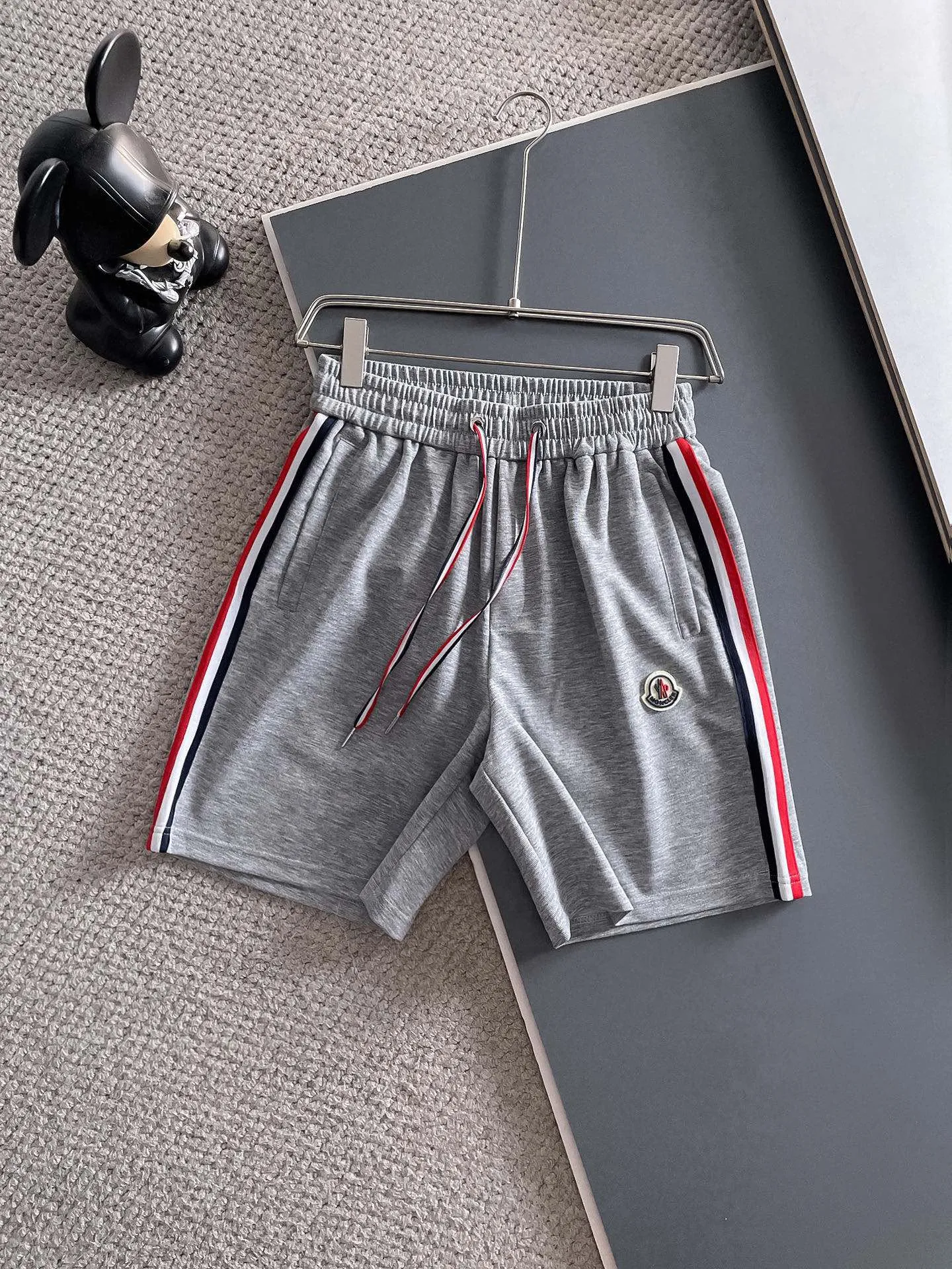 P570 Brand [MONCLER Mouth Covered] 2025 round neck short-sleeved shorts suit. The upper body of pure cotton fabric will not be stuffy. The smooth and comfortable skin-friendly effect is more breathable. The fabric has its own texture. Classic logo technology. A new interpretation from a unique angle. Fashionable and versatile choice! Size: M-3XL (maximum wear: 190 pounds)