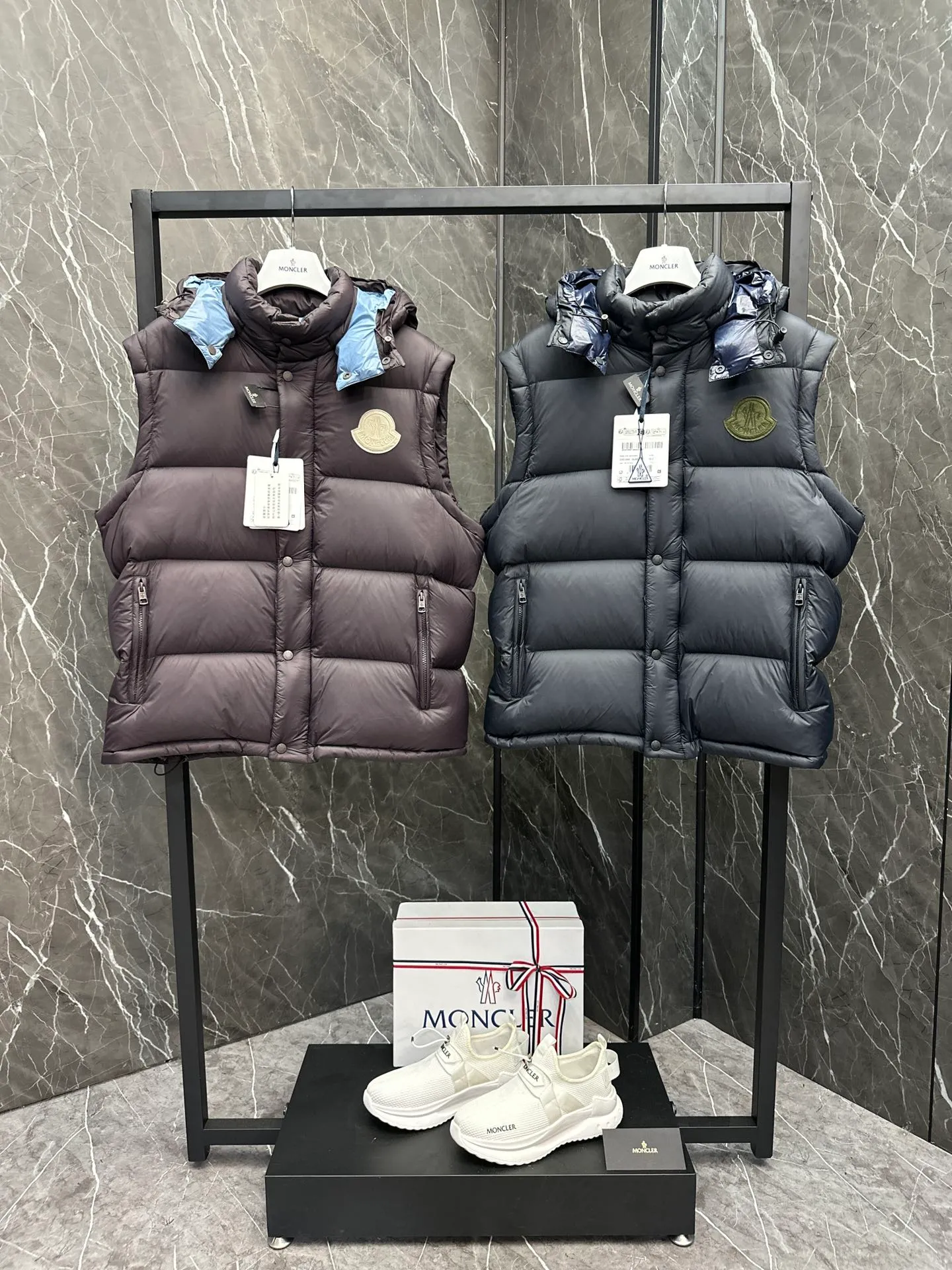 P800 Moncler Cyclone two-in-one down jacket. Black/dark navy/chocolate/baby blue. Available in four colors.