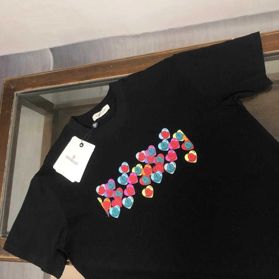 P160 🔥MONCLER The latest short-sleeved T-shirt for couples ~ Contrasting love heart print design ~ The fabric upper body is comfortable and breathable, not stiff, slim cut, made of high-end custom-made pure cotton fabric! The upper body is comfortable and stylish, and it can be worn alone as an inner layer. It is a must-have for fashionistas! ! ! Color: black white Size: S～XL (loose version, please state your height and weight when placing an order)