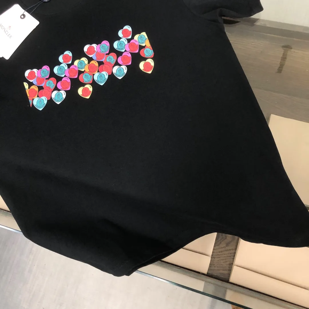 P160 🔥MONCLER The latest short-sleeved T-shirt for couples ~ Contrasting love heart print design ~ The fabric upper body is comfortable and breathable, not stiff, slim cut, made of high-end custom-made pure cotton fabric! The upper body is comfortable and stylish, and it can be worn alone as an inner layer. It is a must-have for fashionistas! ! ! Color: black white Size: S～XL (loose version, please state your height and weight when placing an order)