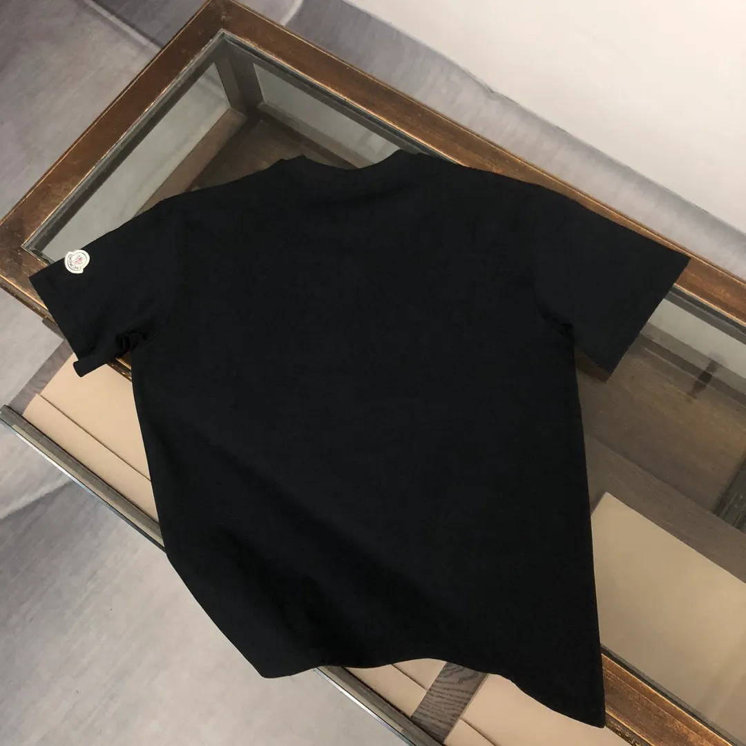 P160 🔥MONCLER The latest short-sleeved T-shirt for couples ~ Contrasting love heart print design ~ The fabric upper body is comfortable and breathable, not stiff, slim cut, made of high-end custom-made pure cotton fabric! The upper body is comfortable and stylish, and it can be worn alone as an inner layer. It is a must-have for fashionistas! ! ! Color: black white Size: S～XL (loose version, please state your height and weight when placing an order)