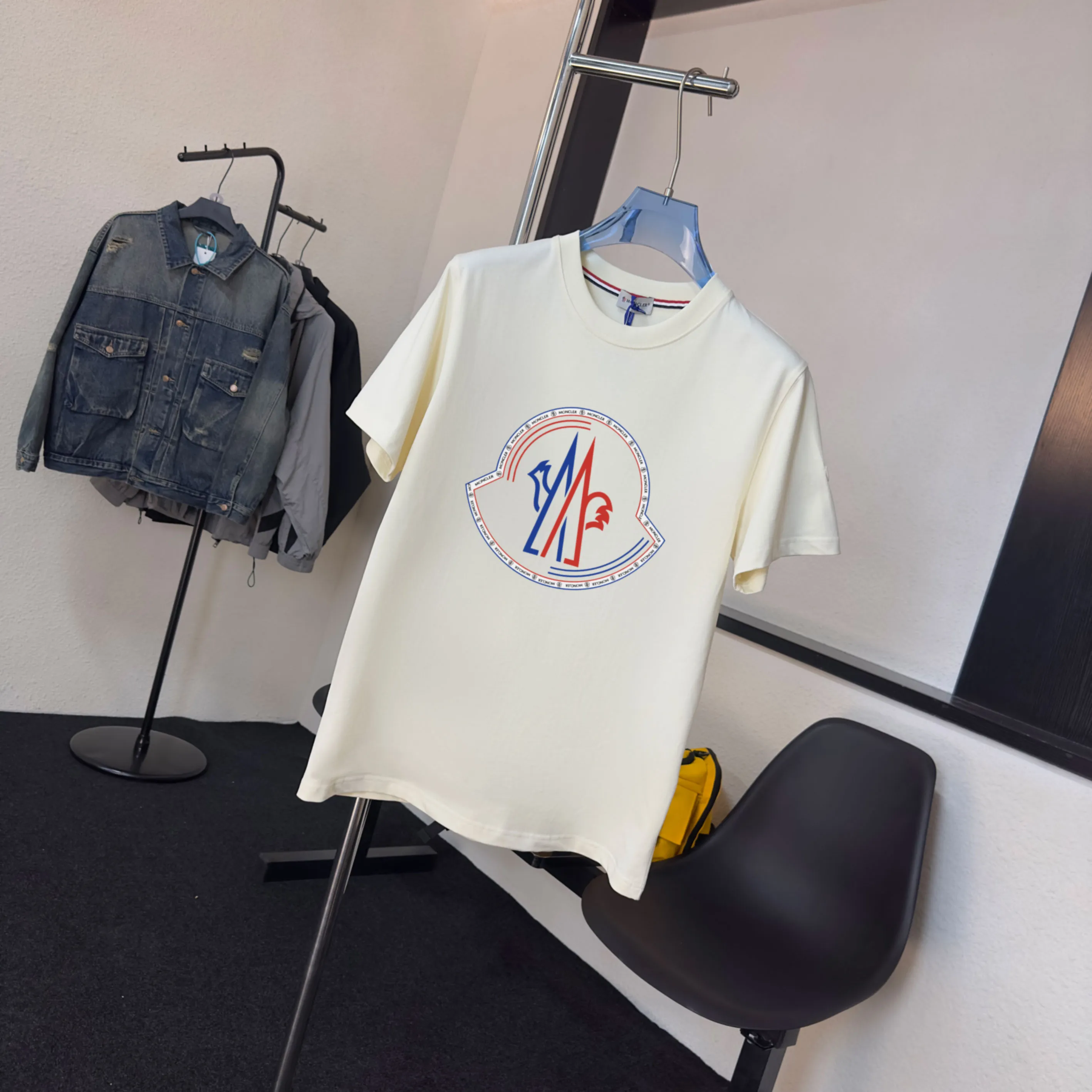 P140 💰Upgraded version "Mobile phone smart sensor ~ NFC chip armband ~ direct access to the official website for anti-counterfeiting" "Moncler ~ Mouth Mouth" 2025 new high-quality round neck short-sleeved T-shirt. The cuffs have imported embroidered labels. Customized dyeing, very comfortable to touch. Super versatile and good-looking short-sleeved. Complete with three labels. Non-market ordinary version. Feel free to compare. Quality is absolutely guaranteed! ‼ First of all, this original fabric is all custom-woven with 32-count double yarn fabric, 250G, and the weight is the same‼ Fine workmanship, double waistcoat method, double waistcoat method, double waistcoat method makes the whole dress more three-dimensional, which is not a craft that ordinary T-shirts can achieve🤪 Size: S-M-L-XL-2XL Color: black, white, apricot, same style for men and women