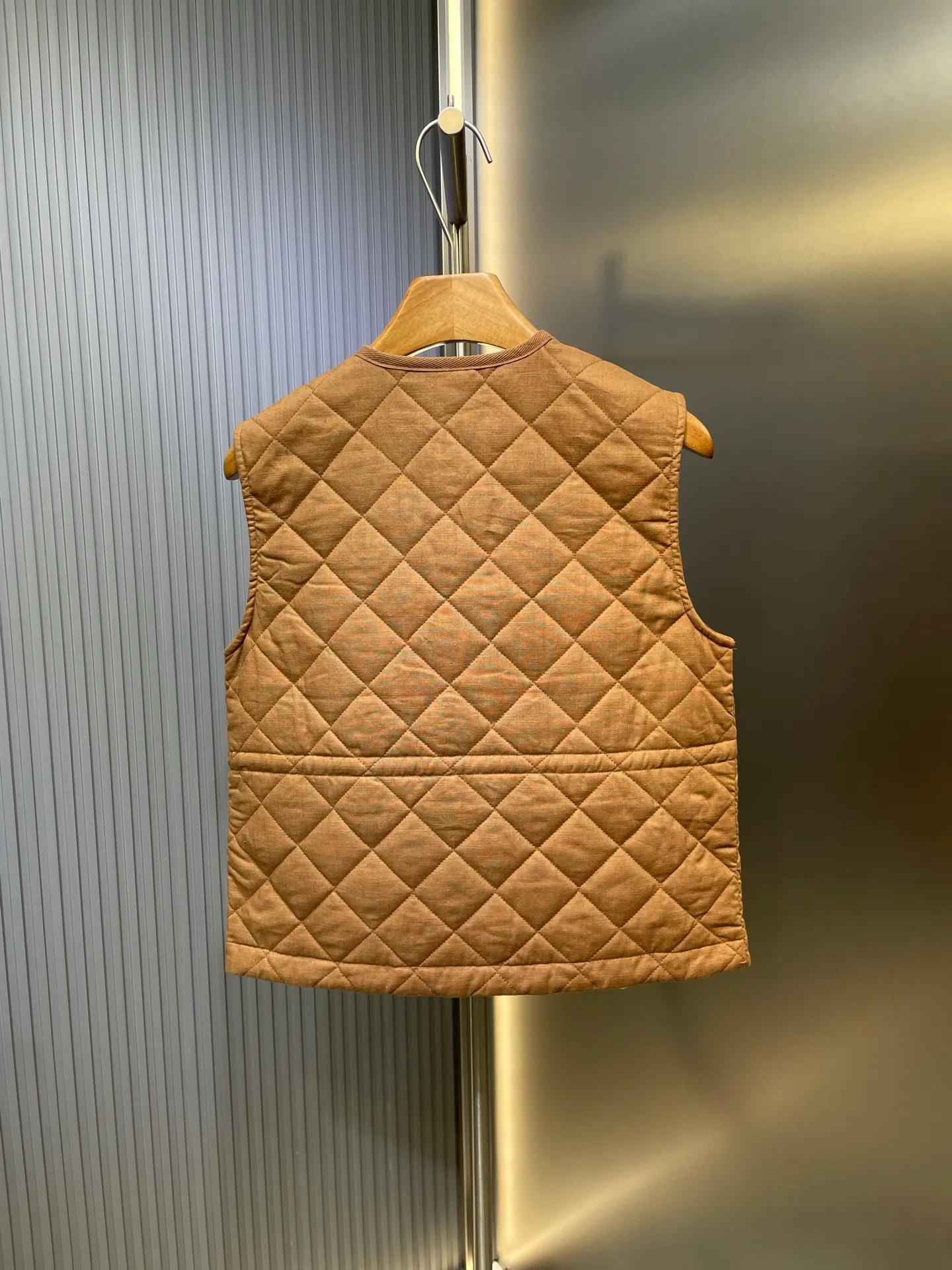 P430 Moncler🌟【Top original order】25FW early autumn new style rhombus cotton vest丨⚠Exclusive high-end version! Zippered vest style. The whole body is made of rhombus embossing. Multiple pockets for hand warmers to increase capacity. The design is rich and practical. The iconic logo patch on the chest is embellished to show a low-key and high-end feel. The drawstring on the inner waist adjusts the elasticity of the curve and is easy to put on and take off. The exquisite logo is decorated on the inner side. Details can successfully get rid of dullness. Integrate warmth and fashion. Size: s m l