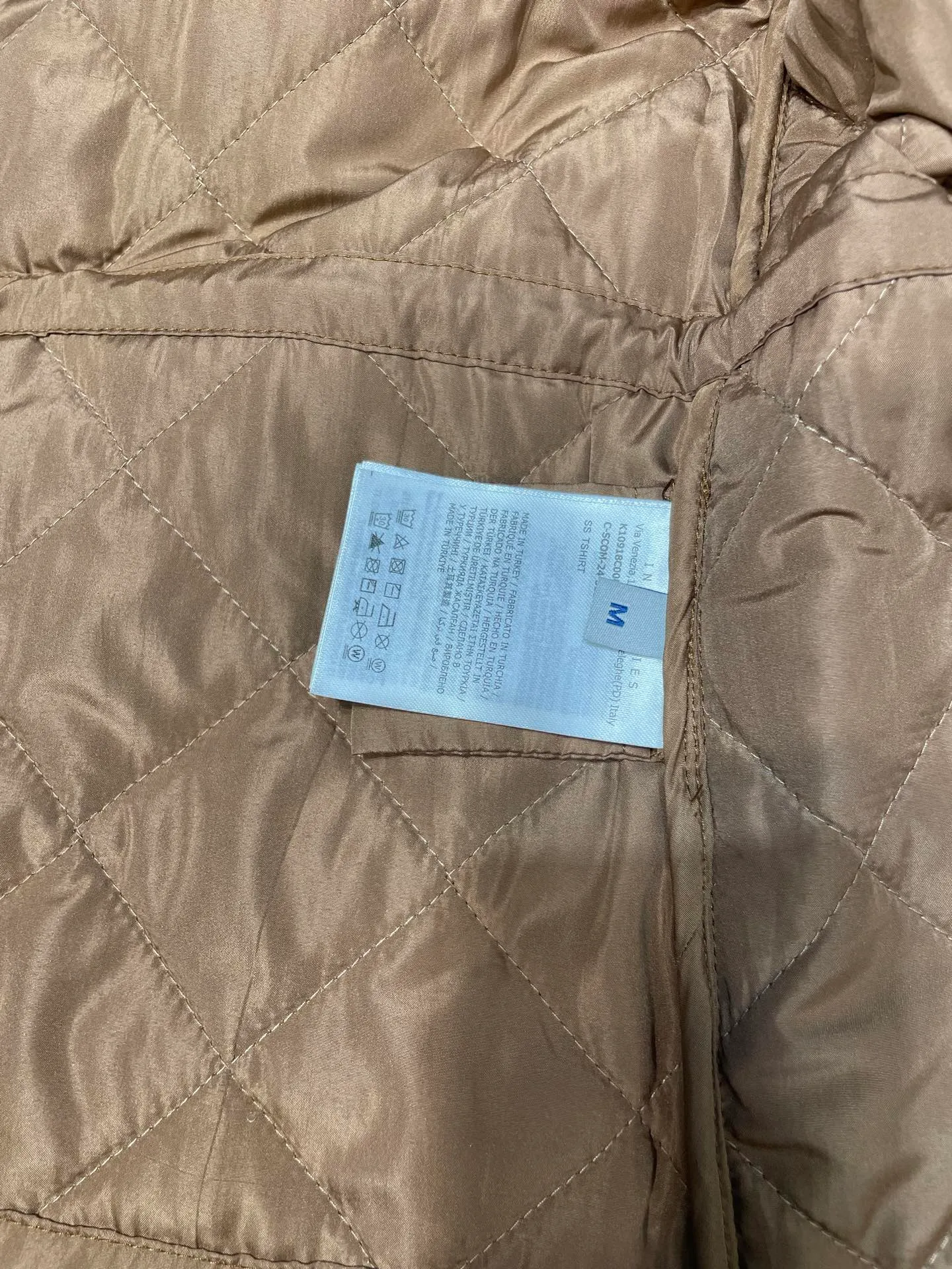 P430 Moncler🌟【Top original order】25FW early autumn new style rhombus cotton vest丨⚠Exclusive high-end version! Zippered vest style. The whole body is made of rhombus embossing. Multiple pockets for hand warmers to increase capacity. The design is rich and practical. The iconic logo patch on the chest is embellished to show a low-key and high-end feel. The drawstring on the inner waist adjusts the elasticity of the curve and is easy to put on and take off. The exquisite logo is decorated on the inner side. Details can successfully get rid of dullness. Integrate warmth and fashion. Size: s m l
