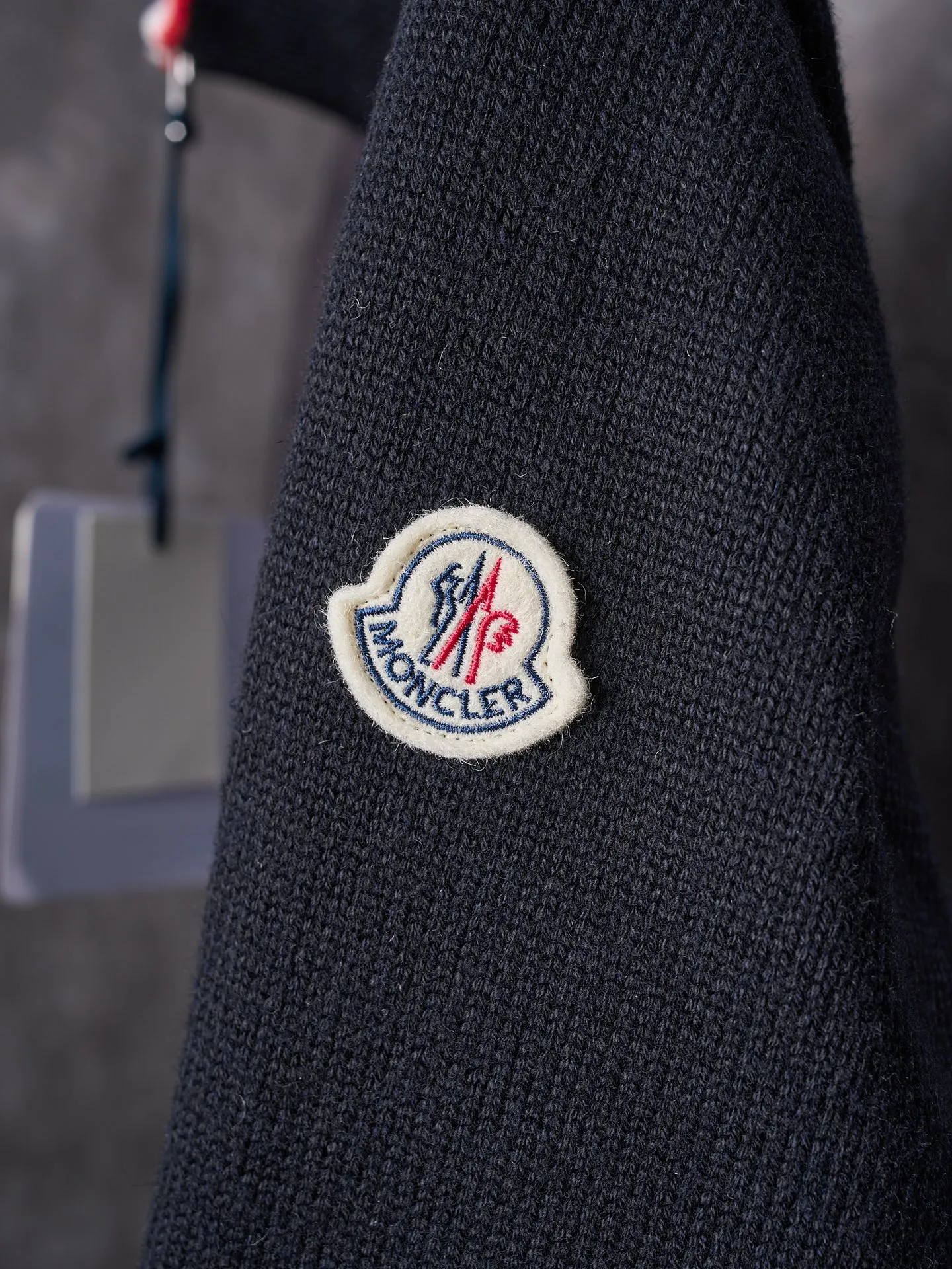P820 ​​Actual hanging auction] MONCLER/Mask quilted wool splicing zipper three-color trim stand-up collar down jacket [Ready stock] 1 2 3 4 high-quality white duck down filling, with a filling capacity of 130g, excellent warmth retention effect.  The front body fabric is made of 100% polyester fiber with high-density weaving. The thickness of 0.08mm avoids increasing the overall weight and is smooth. The high-density weaving structure forms a wind resistance layer to protect the thermal efficiency of the thermal layer from loss. It can withstand the expansion pressure of down and prevent deformation and damage after long-term use.  7-needle medium-thick knitted structure: Use thicker yarns to knit woolen fabrics with obvious thickness and weight. The texture is clearly visible and has a rough, retro texture. It has a good skeleton feel, is relatively stiff, and can maintain the silhouette of clothing for a long time. It also provides more layers of still air to lock in heat.  The three-color trim at the collar draws traditional inspiration and becomes the finishing touch. Smooth pocket zipper closure enhances practicality and aesthetics.