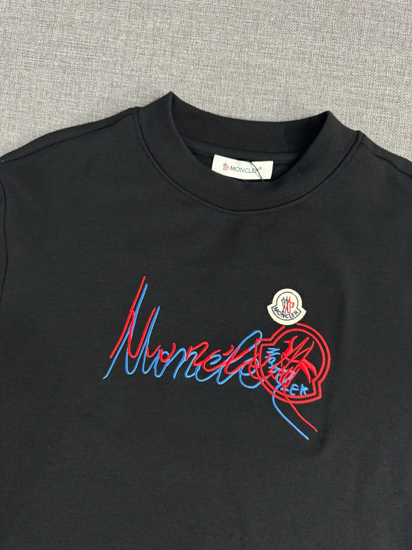 P310 Moncler half-high collar letter embroidered plus velvet long-sleeved bottoming shirt. The fabric is soft. Made of imported high-density double-sided stretch cotton fabric. Same style for men and women. Full details. Original pattern. Size: S-2XL.