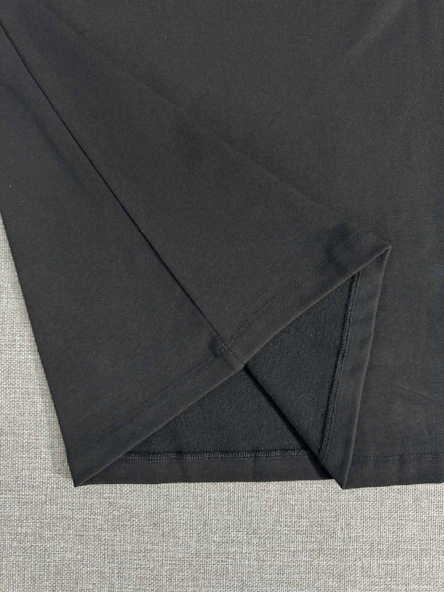 P310 Moncler half-high collar letter embroidered plus velvet long-sleeved bottoming shirt. The fabric is soft. Made of imported high-density double-sided stretch cotton fabric. Same style for men and women. Full details. Original pattern. Size: S-2XL.