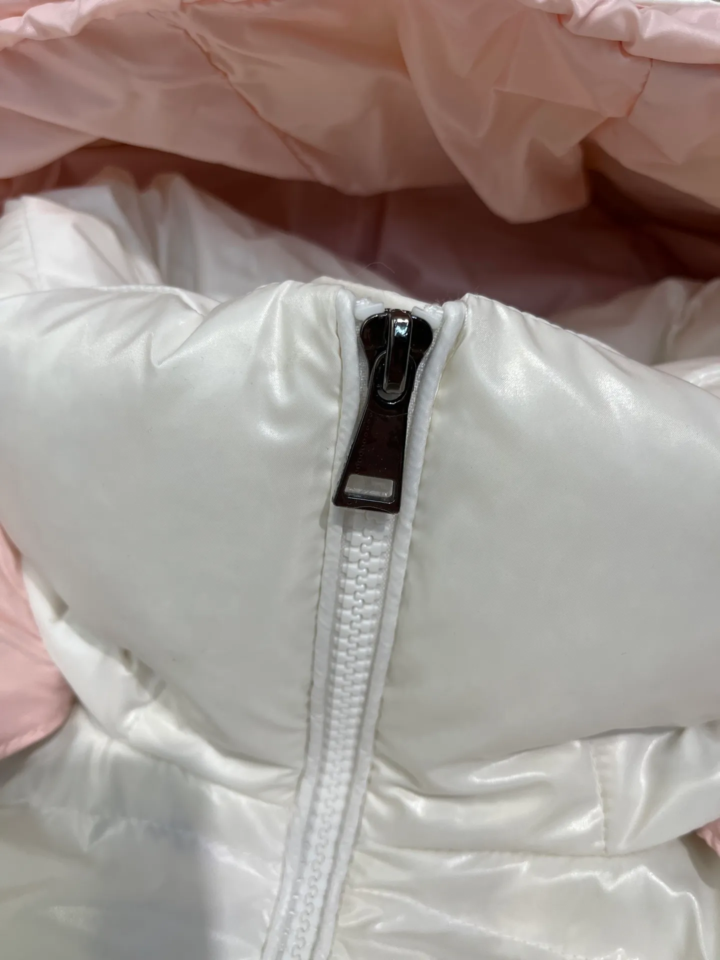 P780 moncler 🌟Moncler FW25 Abbaye short down jacket The Abbaye short jacket is made of iconic patented nylon, highlighting the fashion essence of Moncler. Featuring rectangular quilting and a contrasting lining that refreshes the removable hood. Terry knit logo embroidery adds a unique touch, making the garment instantly recognizable. Material process analysis: 1️⃣Original Nfc inductive anti-counterfeiting chip 2️⃣National standard 95% European standard pure white goose down, exclusive use of top down on the market 3️⃣Fabric: 100% nylon; Lining: 100% nylon, one of the best on the market, everything is customized according to the original version. 4⃣️The electroplated hardware is produced by the original processing factory, all customized by the original factory, and is not a replica of various types on the market. 5⃣️Produced by a certain Lang factory, it has always been unambiguous in terms of quality. Everyone knows about the workmanship, QA and Qc quality inspection of the workers when shipping from large factories. It is not comparable to small factories in the market. Mouth-mounted down jackets, let’s not brag, there is almost no one that can do better than us! Make an original product with care, so that every customer has the confidence to introduce it to his customers: This is the top replica version in China. Good products do not need too many soft articles to set off, only junk products will boast: the original ZP uses thousands of words to impress consumers! Although it is an F product, it is not inferior to ZP!  Color: white pink, white black, black, khaki, pink Size: 0123