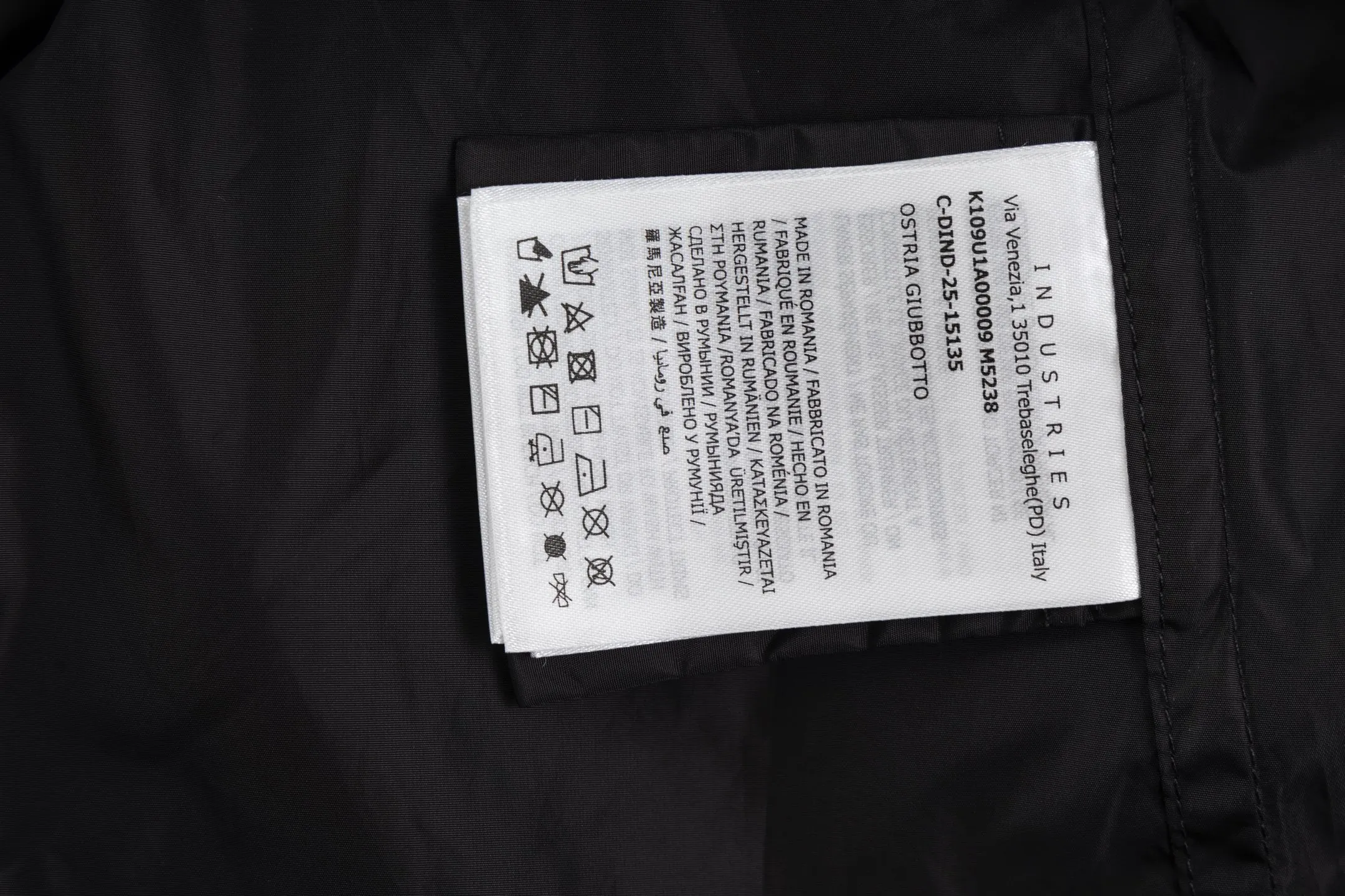 P520 exclusive supply] Moncler Fujiwara Hiroshi co-branded ultra-thin jacket fabric is a coated nylon canvas fabric formed after nylon base material and coating treatment. The coating can effectively block moisture penetration, making it specifically waterproof, and nylon itself has high wear resistance. The cool luster of the ribbed knitted cotton collar and coated nylon creates a visual and physical contrast. The cotton ribbing is warm and skin-friendly, durable in washing and not easily deformed. The zipper opens and closes, and a strap is attached to the zipper head to make it easier to open and close clothing. There are patch pockets on the left and right sides, and the edges of the pockets are reinforced with double-needle sewing technology, which is strong and beautiful at the same time. The cuffs and hem are closed with flat ribs to ensure no binding, ensuring wind resistance and warmth, and not easily deformed. Strong three-dimensional sense of glue printing During the printing process, the glue will form a thick colloid layer, making the printed pattern have a three-dimensional sense. It not only enhances the visual effect of printing, but also makes the hand feel richer. After the glue printing is cured, the printed pattern is closely integrated with the fabric and is not easy to fall off or wear. Size:1-2-3-4