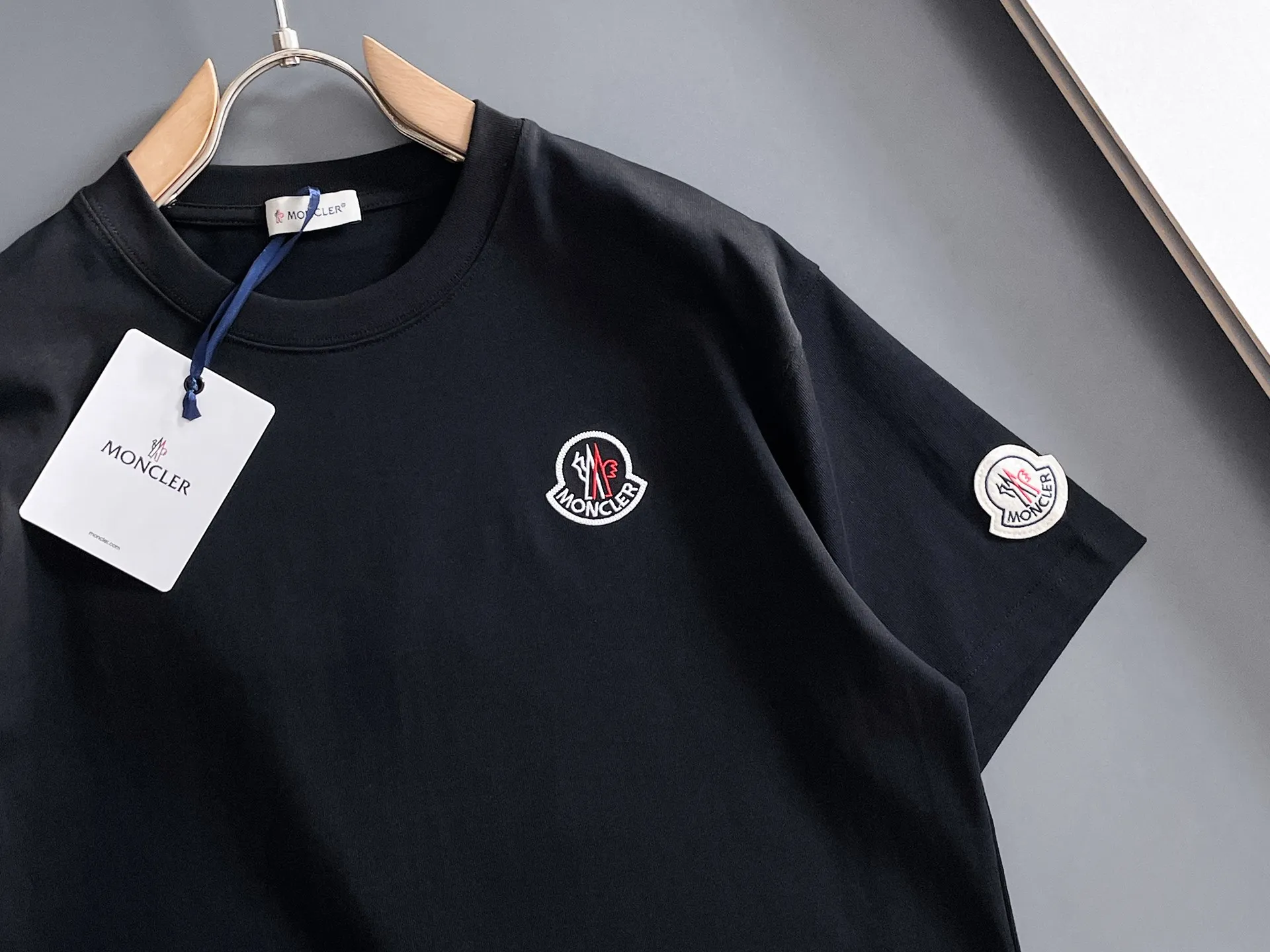 P190 💎MONCLER selects 340 grams of customized fabrics, high weight [top quality], special embroidery technology + customized seal embellishment, same style for men and women. Size: S M L XL XXL Color: Black White