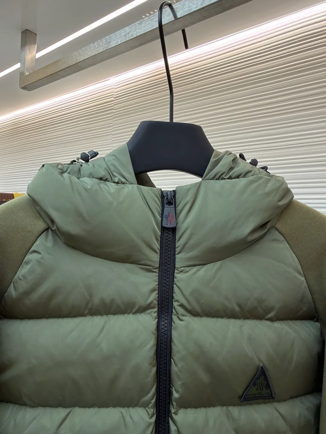 P810 Moncler logo woven splicing down jacket ●Item number: 1682128-C65 ●Material: white duck down fabric ●Technology: mechanical down filling ●Color: green ●Version: fitted version ●Weight: about 700 grams ●Size: S-M-L-XL ●Description: Customized matte lattice air shield down and 300D high-density calendered coating Use the new national standard 90 white duck down (welcome to test) Full flushing capacity Full of warmth, light and fluffy. With the dark green of the overlapping mountains as the background color, all things accumulate energy and create their own scenery in silence. The Monlcer triangle logo is embellished on the chest. The power aesthetics of the minimalist logo. The concentrated down filling in the front area creates dynamic insulation for the core heat dissipation zone of the human body. The hooded down is a moving warm flow barrier for the head and neck, forming a thermal energy circulation system with the front panel. The elastic woven sleeves provide freedom of movement with a sense of compression, forming a relaxed and warm philosophy, truly advanced. It is a mechanical down filling that allows function to become a footnote of style. Priority is given to making inner liner paper patterns to determine the down filling area and the gram weight of down per square meter according to the original three-dimensional effect, thereby calculating the filling amount of each cut piece. The computer down filling machine uses a digital weighing unit to achieve stable measurement. 3D three-dimensional quilting technology uses the programming system of the CNC quilting machine to accurately separate the down in different areas to ensure that the filling is evenly fixed after sewing. To avoid agglomeration or shifting, the template machine lines the lines. The line line process of the computer template machine shows extremely high neatness and smoothness. The craftsman accurately controls the size during the operation to ensure that each line meets the design requirements. The lines of the entire template are smooth and unified. Neat and beautiful, triple seam five-thread dense stitching process The triple structure of main seam overlocking + diagonal reinforcement + raw edge wrapping forms a three-dimensional protective net at the edge of the fabric to avoid stitch breakage. The overall wiring is straight and delicate, the fabric is comfortable and soft, and the color is consistent without color difference. It can be matched with the same style to create a fashionable look and control various occasions. Customized accessories, complete with three standards, same style for men and women!