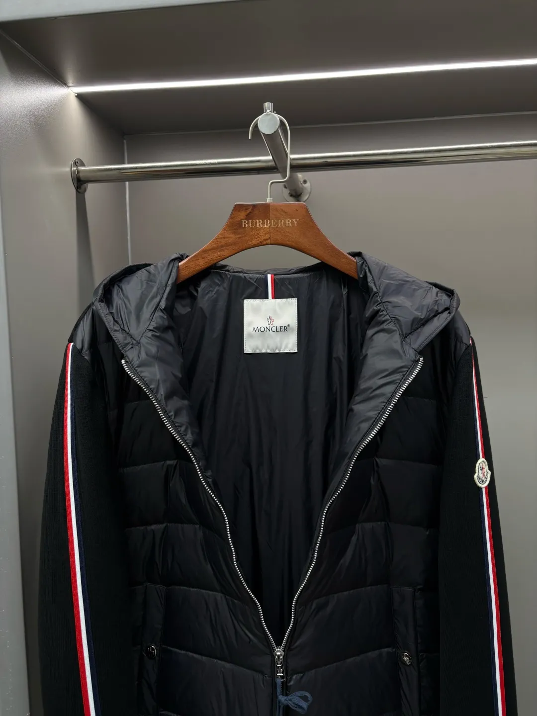 P790 Moncler's new cashmere knitted spliced down jacket [Moncler | The fusion of knitted feathers brings warmth to life] The knitted spliced hooded down jacket reshapes the winter wearing experience with an ingenious structure [Inspirational weaving, flexibility] ▪️Customized accessories at the counter, made one-to-one with the original version ▪️ Drawing on the aesthetics of BUREEKKY three-dimensional tailoring ▪️ Continuing Kathleen Hickman's hand-stitching philosophy When delicate knitting meets light down, the combination of strength and softness interprets the beauty of composite materials [warmth in the harsh winter, light and unbundled] ▫️ 800-fill white goose down, locking in every inch of body temperature ▫️ 5A-grade cashmere blended knit, skin-friendly, breathable and elastic ▫️ Zoned filling technology, enhanced warmth in key areas, soft fit in active areas [Ingenuity in details, unique style] → Hooded three-dimensional cut, fits the neck line, keeps the wind warm → Knitted shoulder splicing improves freedom of movement and says goodbye to tightness → Laser quilting and hand-stitching alternate, every step is marked by craftsmanship → Double-sided pockets, safe and practical without damaging the silhouette Code number: M-XXXL Color: Black Khaki