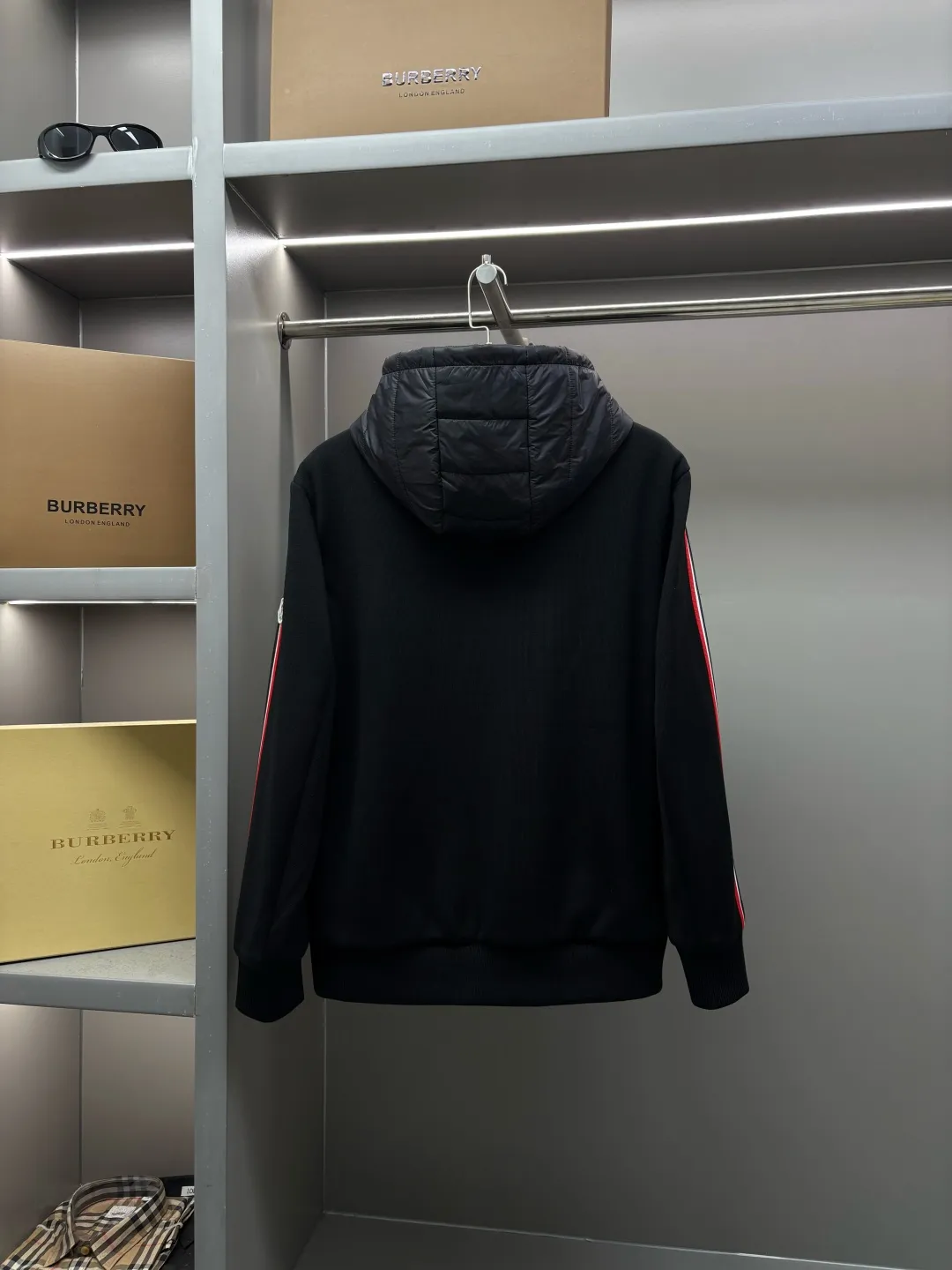 P790 Moncler's new cashmere knitted spliced down jacket [Moncler | The fusion of knitted feathers brings warmth to life] The knitted spliced hooded down jacket reshapes the winter wearing experience with an ingenious structure [Inspirational weaving, flexibility] ▪️Customized accessories at the counter, made one-to-one with the original version ▪️ Drawing on the aesthetics of BUREEKKY three-dimensional tailoring ▪️ Continuing Kathleen Hickman's hand-stitching philosophy When delicate knitting meets light down, the combination of strength and softness interprets the beauty of composite materials [warmth in the harsh winter, light and unbundled] ▫️ 800-fill white goose down, locking in every inch of body temperature ▫️ 5A-grade cashmere blended knit, skin-friendly, breathable and elastic ▫️ Zoned filling technology, enhanced warmth in key areas, soft fit in active areas [Ingenuity in details, unique style] → Hooded three-dimensional cut, fits the neck line, keeps the wind warm → Knitted shoulder splicing improves freedom of movement and says goodbye to tightness → Laser quilting and hand-stitching alternate, every step is marked by craftsmanship → Double-sided pockets, safe and practical without damaging the silhouette Code number: M-XXXL Color: Black Khaki